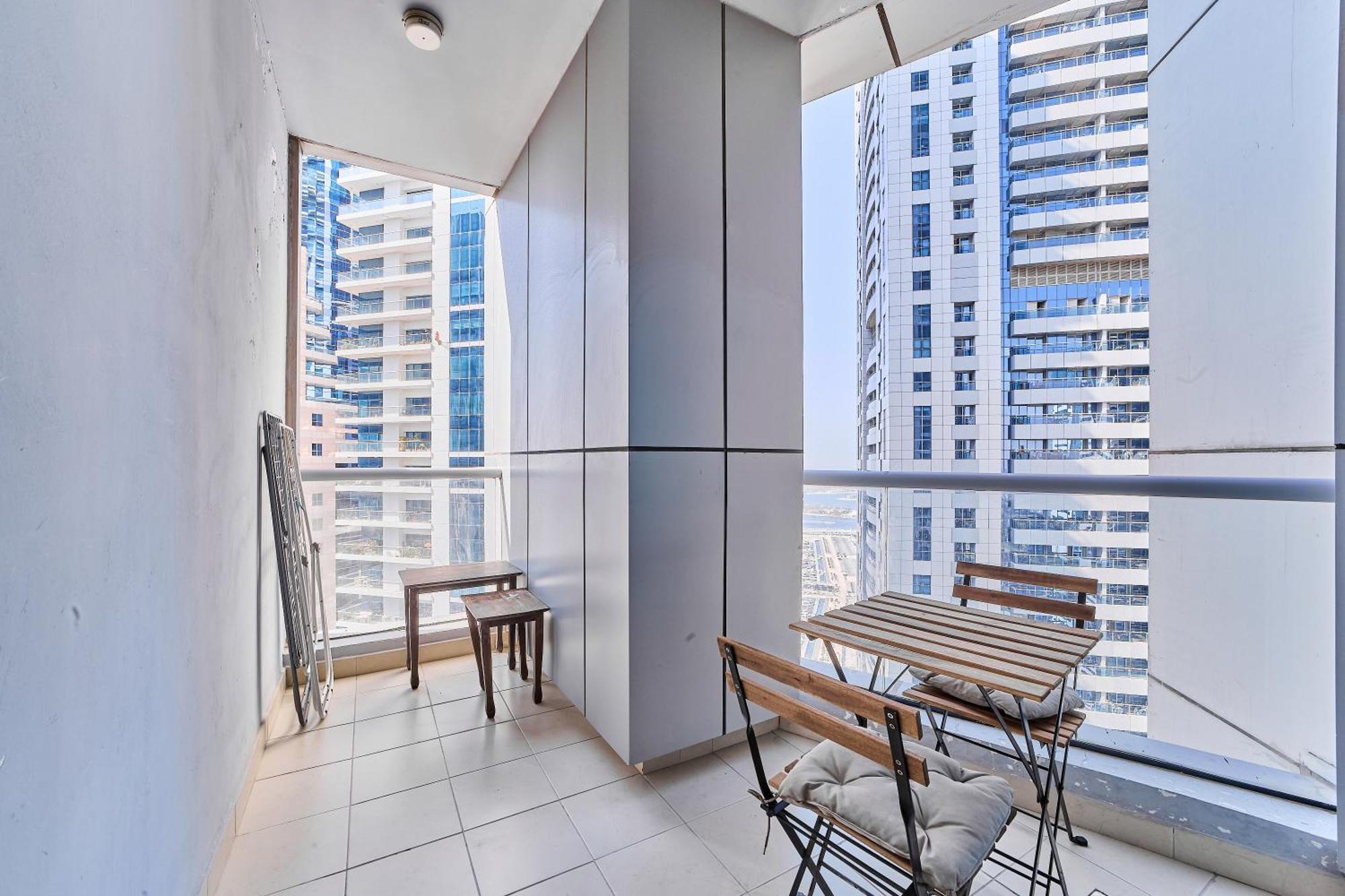 Spacious 2br In Vibrant Marina