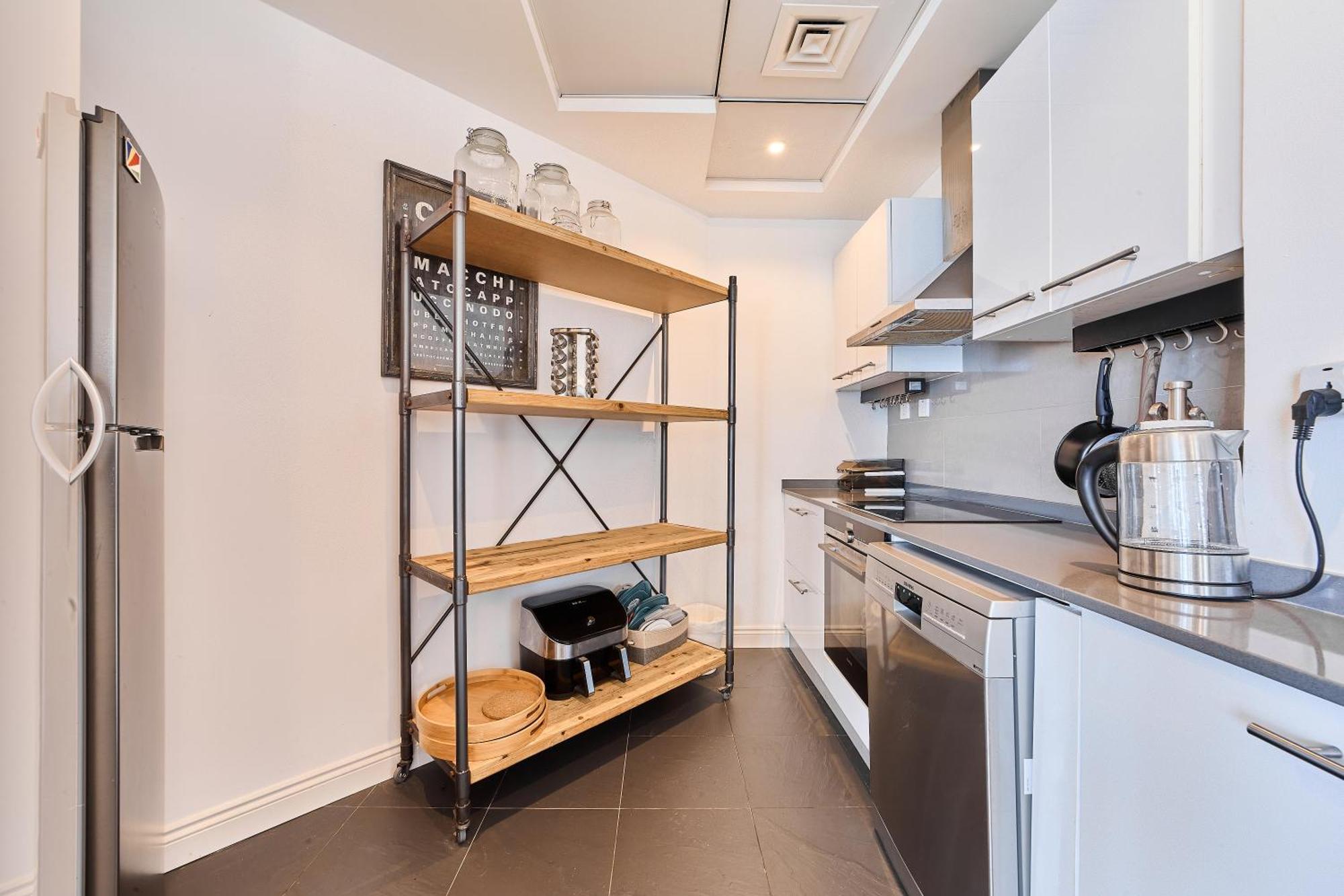 Spacious 2br In Vibrant Marina Apartment