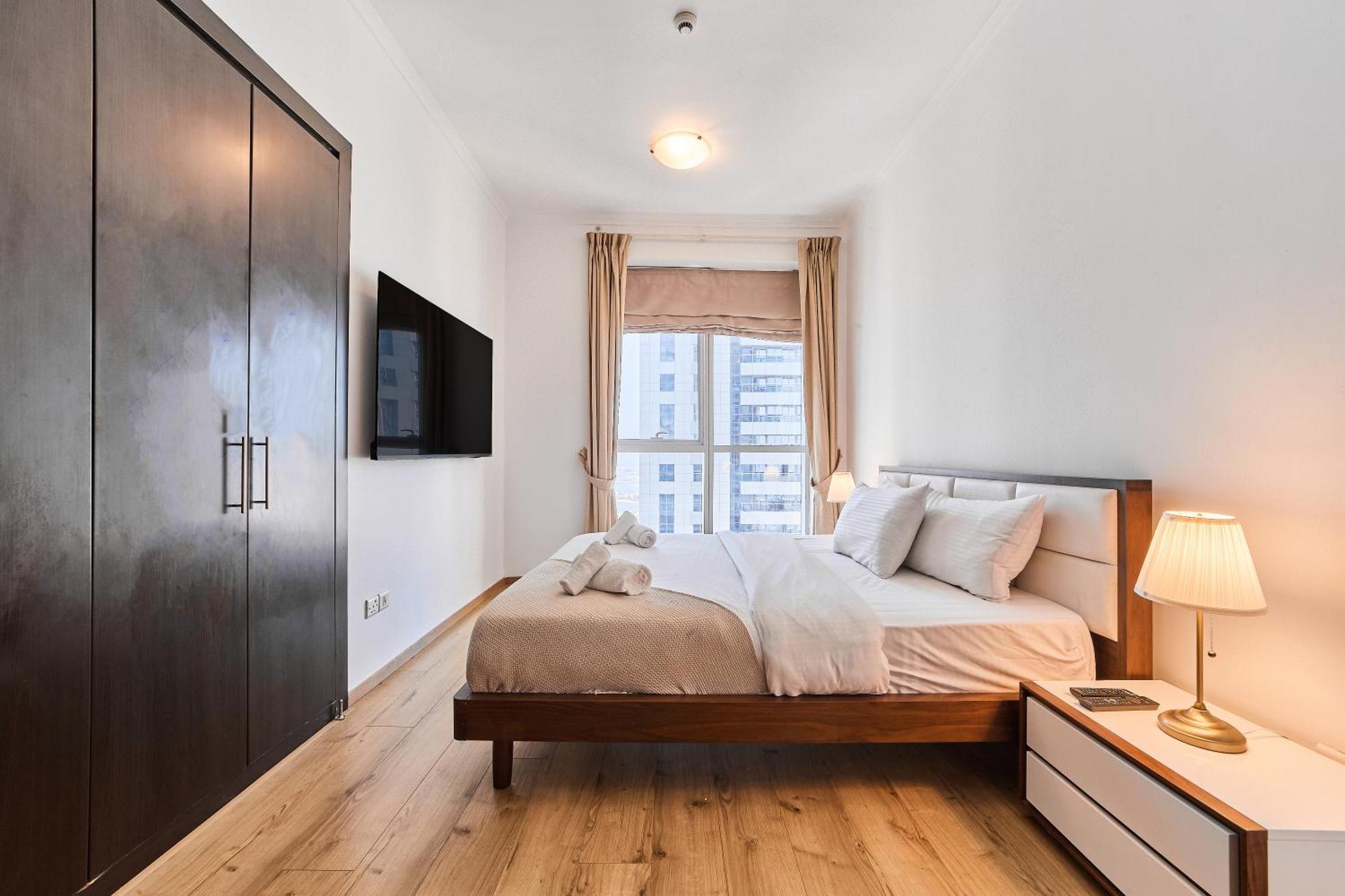 Spacious 2br In Vibrant Marina Apartment *