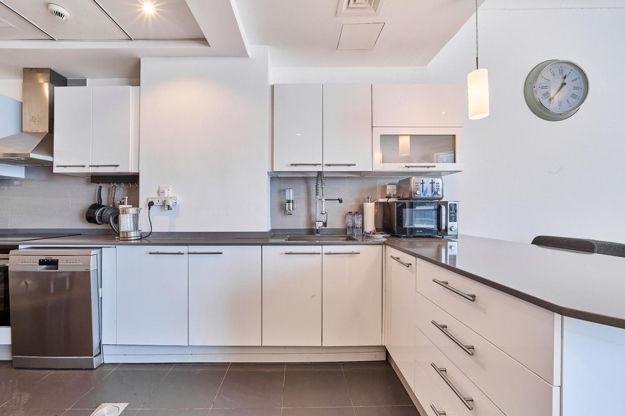 Spacious 2br In Vibrant Marina *