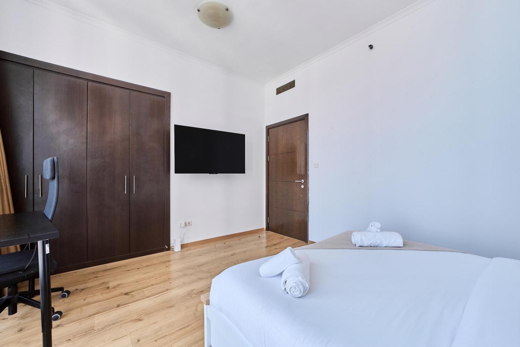 Spacious 2br In Vibrant Marina