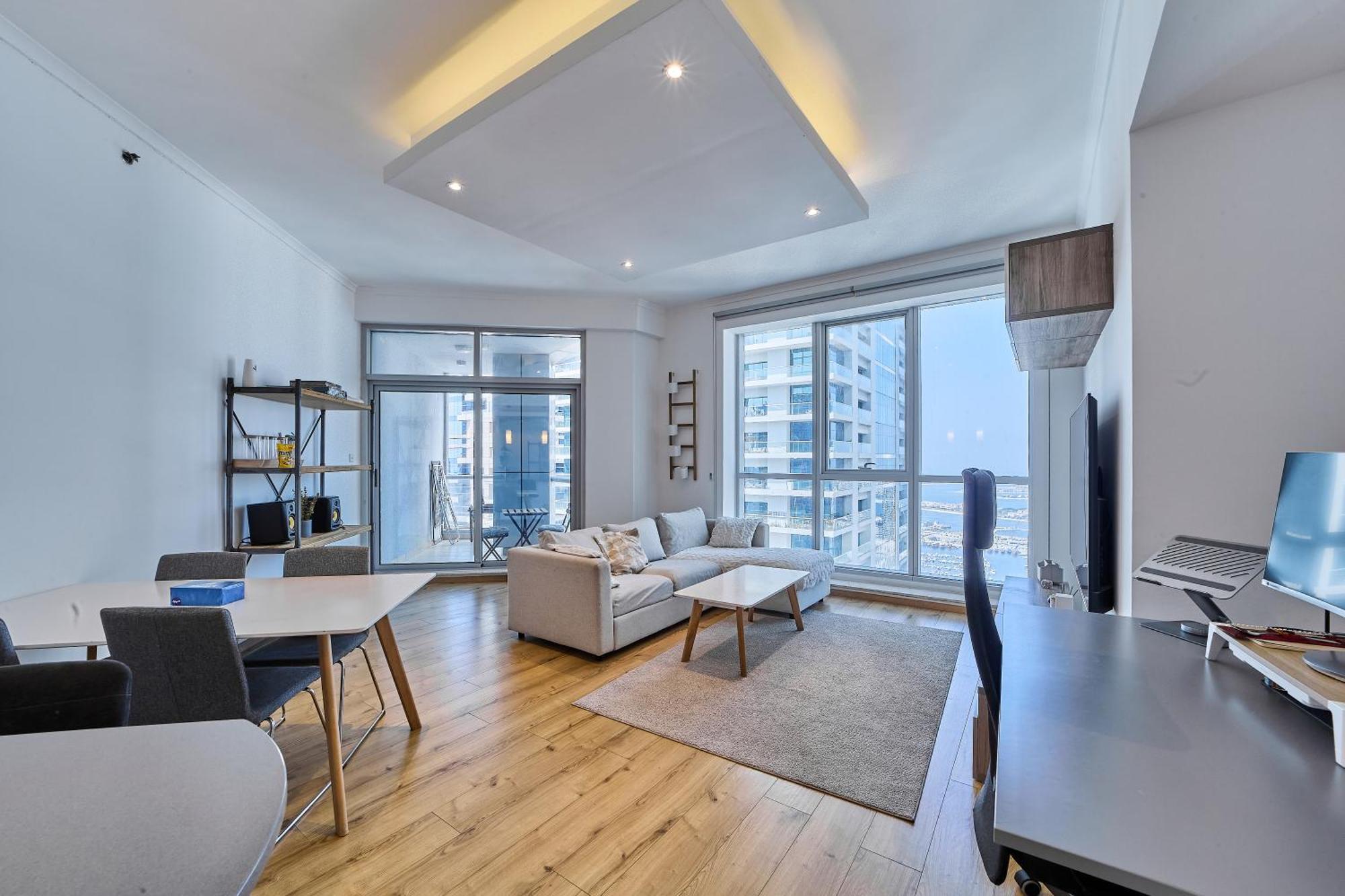 Spacious 2br In Vibrant Marina Apartment *
