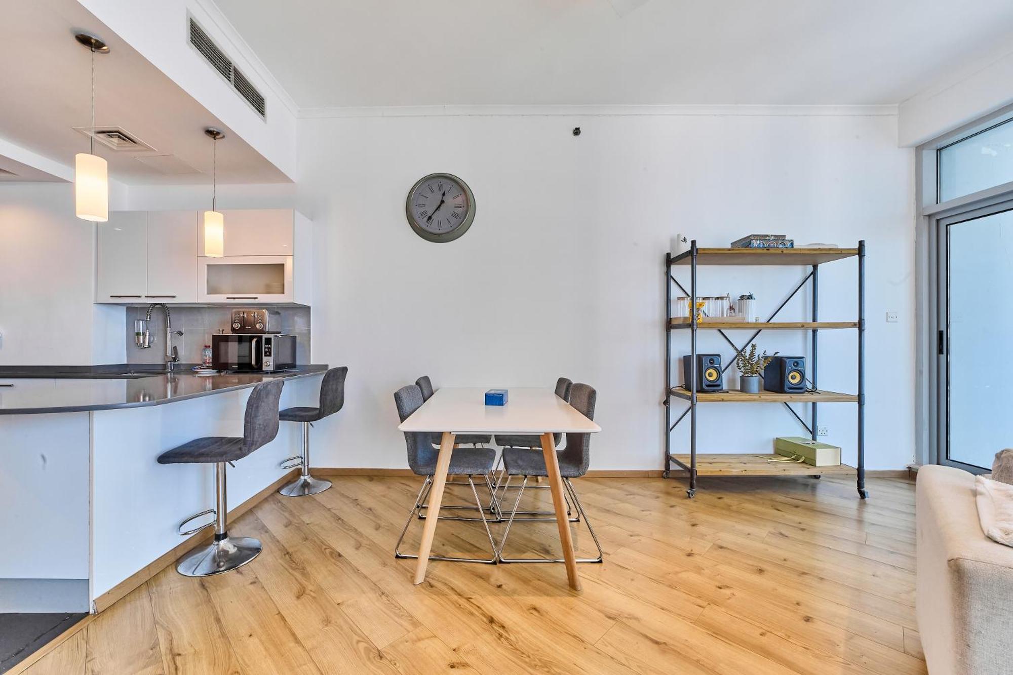 Spacious 2br In Vibrant Marina Apartment Dubai