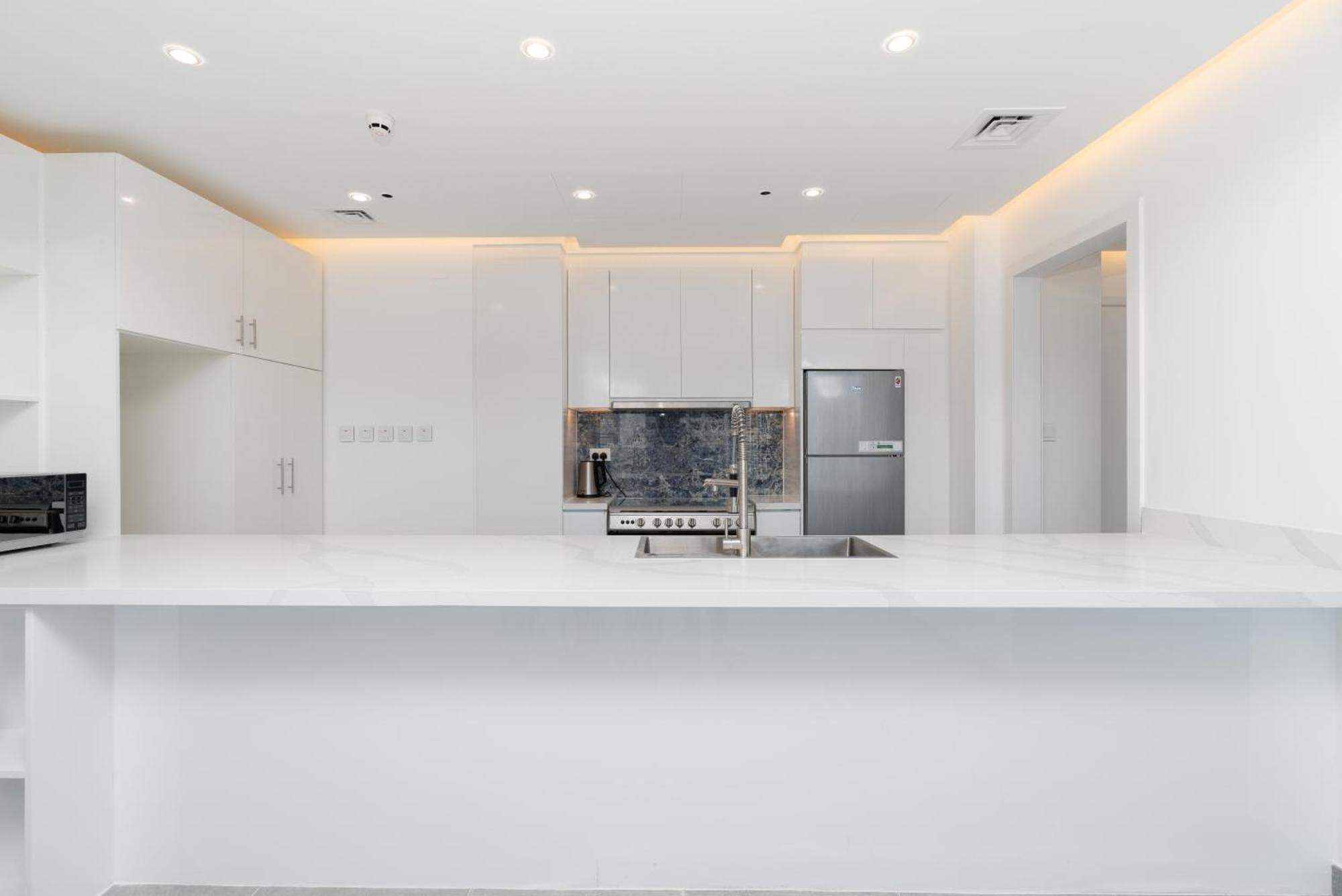 Chic Waterfront Escape With Stunning Views In Stella Maris, Marina Apartment *