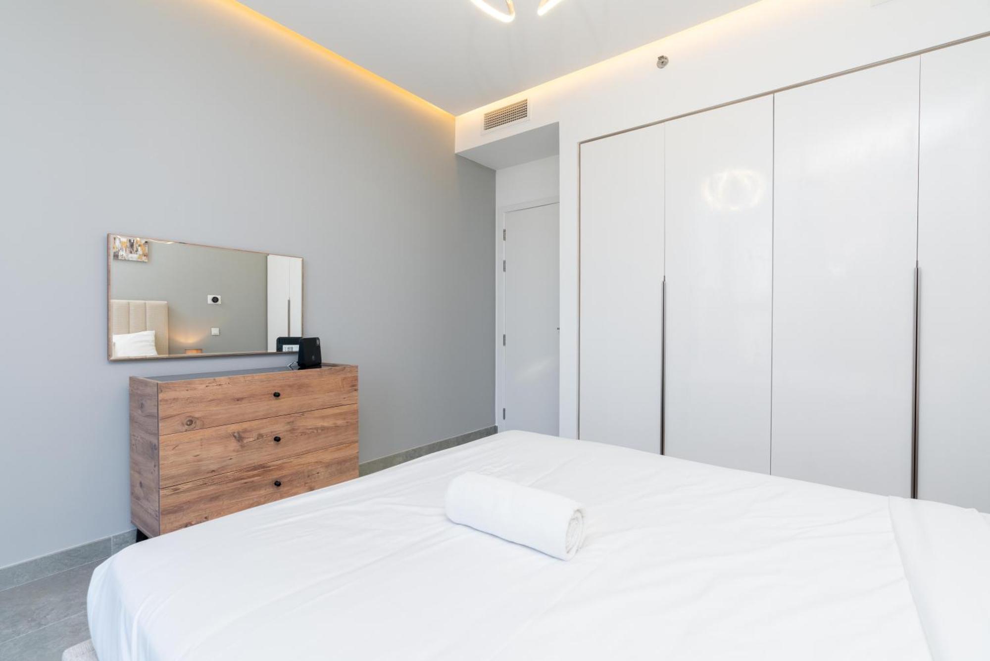 Chic Waterfront Escape With Stunning Views In Stella Maris, Marina Apartment *