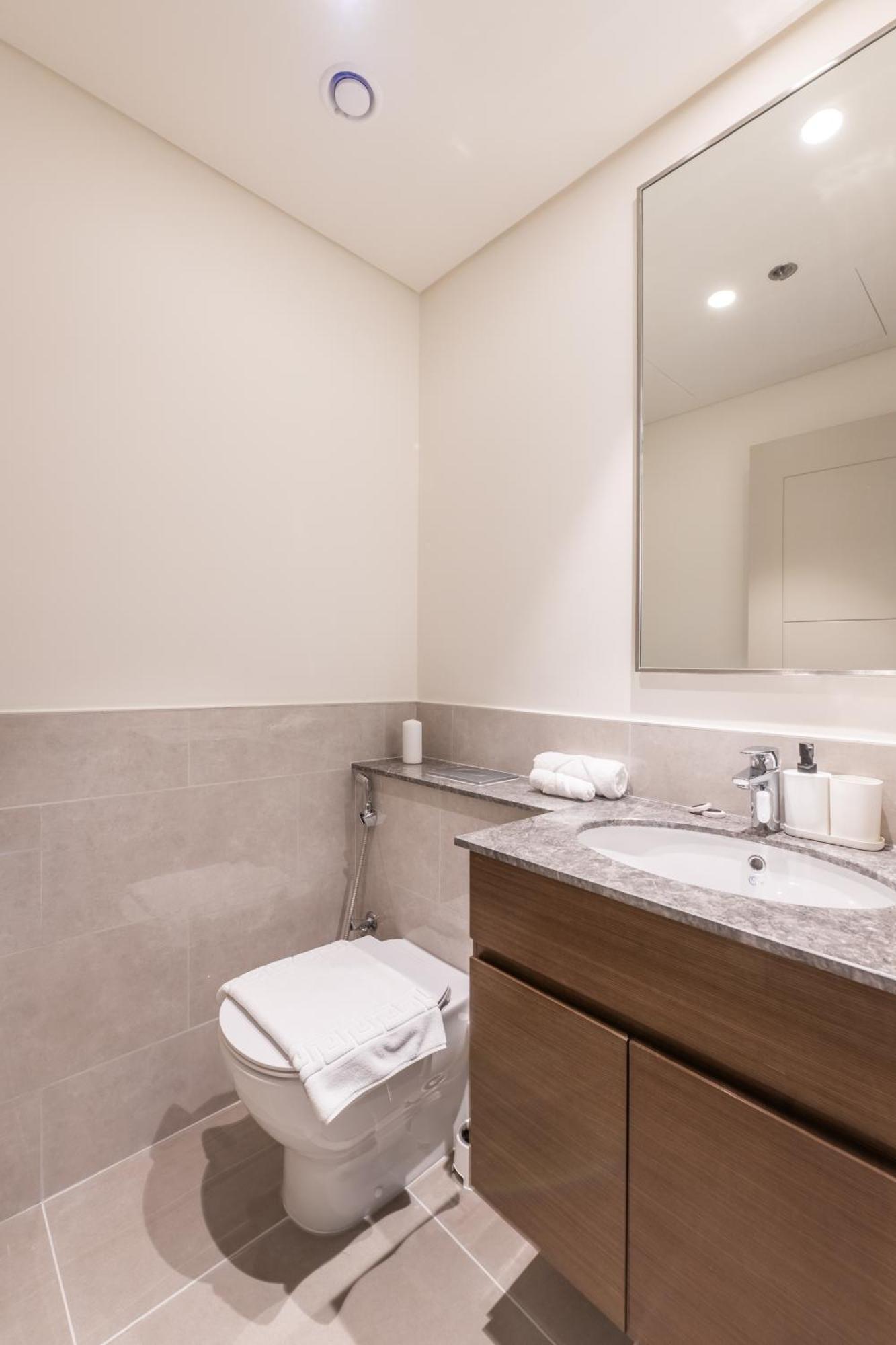Luxury 3br And Maid Tower 1 With Fountain View Apartment