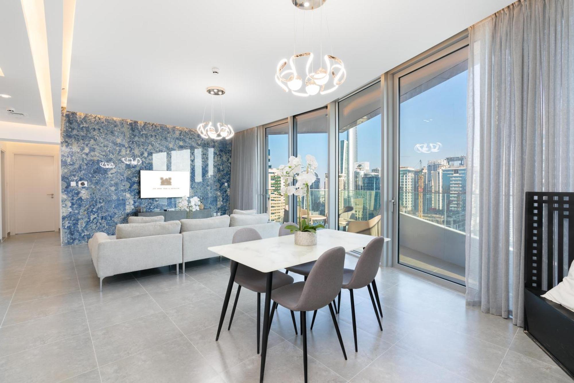 Chic Waterfront Escape With Stunning Views In Stella Maris, Marina Apartment *