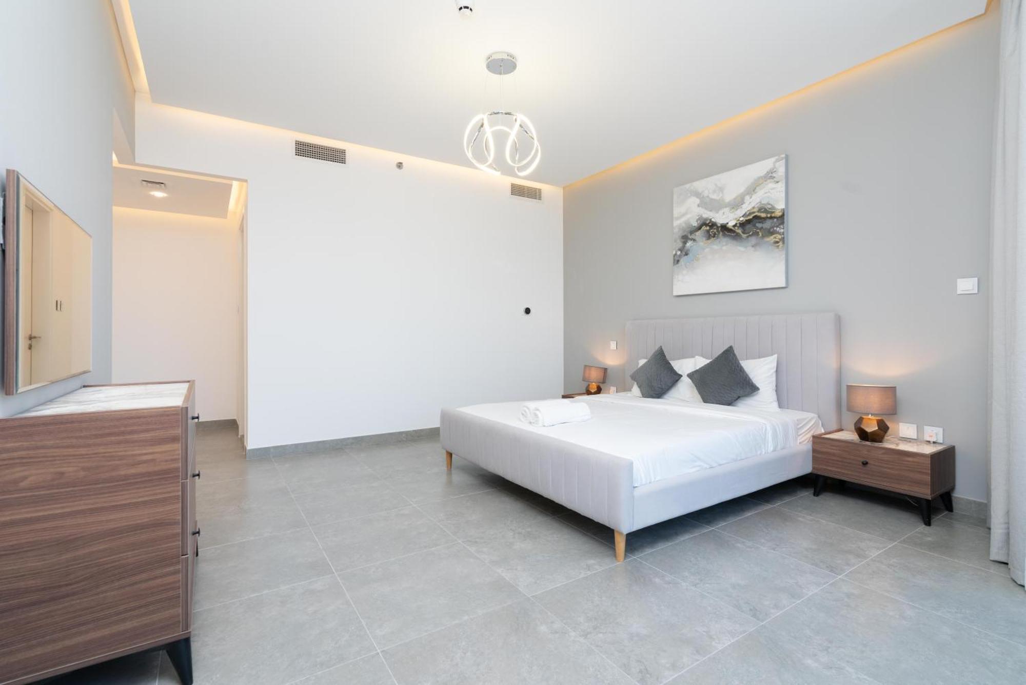 Chic Waterfront Escape With Stunning Views In Stella Maris, Marina Apartment *