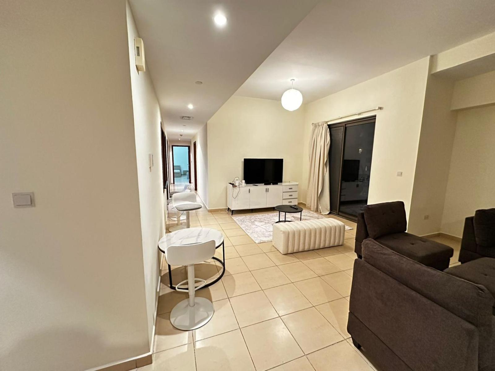 Spacious Bedroom With Easy Access To The Tram And Beach, Located Near Jbr Walk