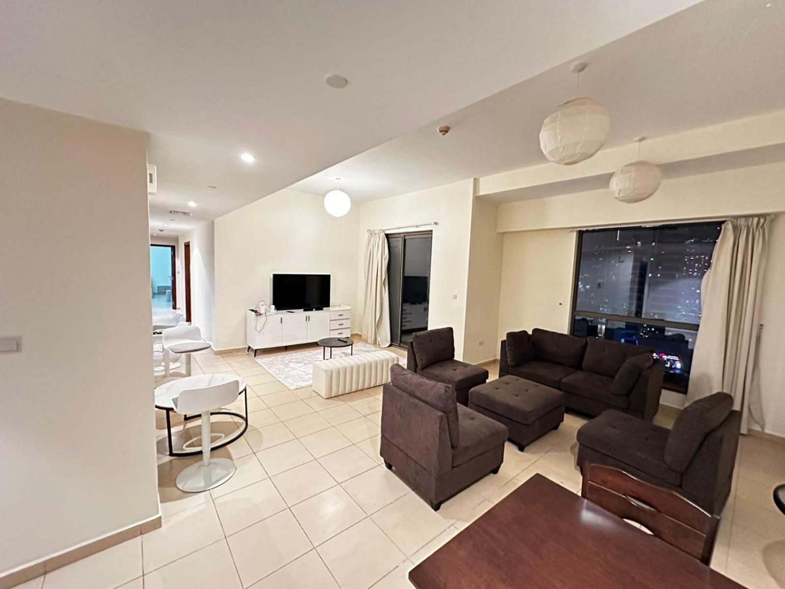 Guest house Spacious Bedroom With Easy Access To The Tram And Beach, Located Near Jbr Walk