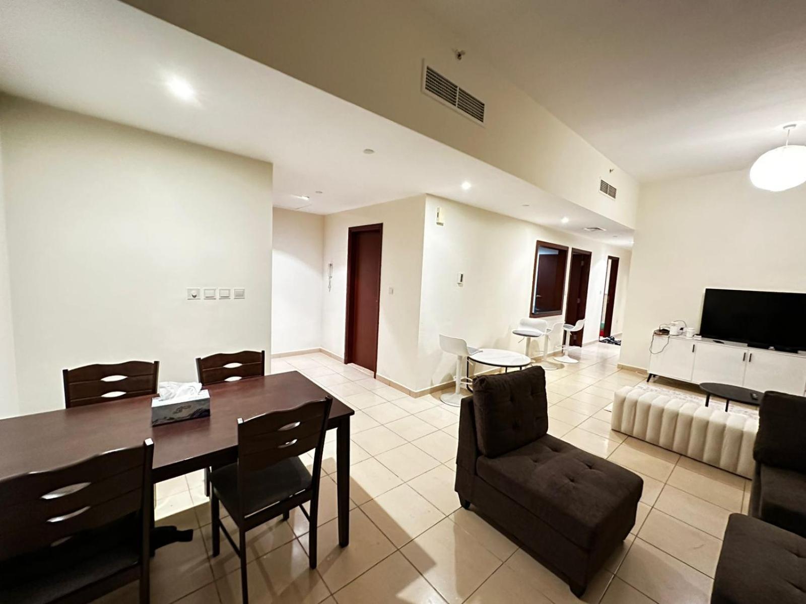 Spacious Bedroom With Easy Access To The Tram And Beach, Located Near Jbr Walk Guest house