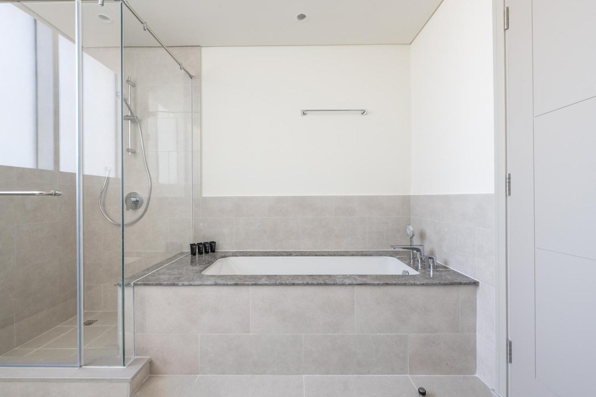 Luxury 3br And Maid Tower 1 With Fountain View Apartment