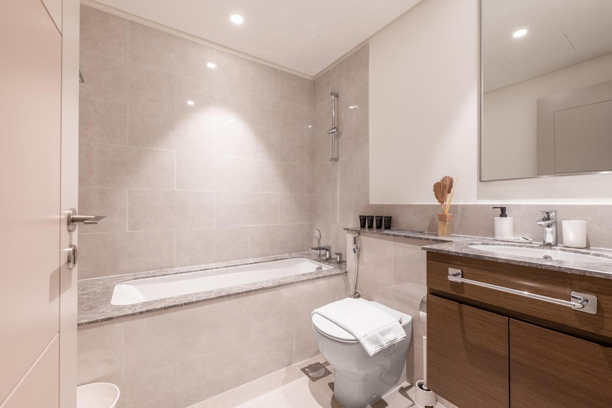 Luxury 3br And Maid Tower 1 With Fountain View Dubai