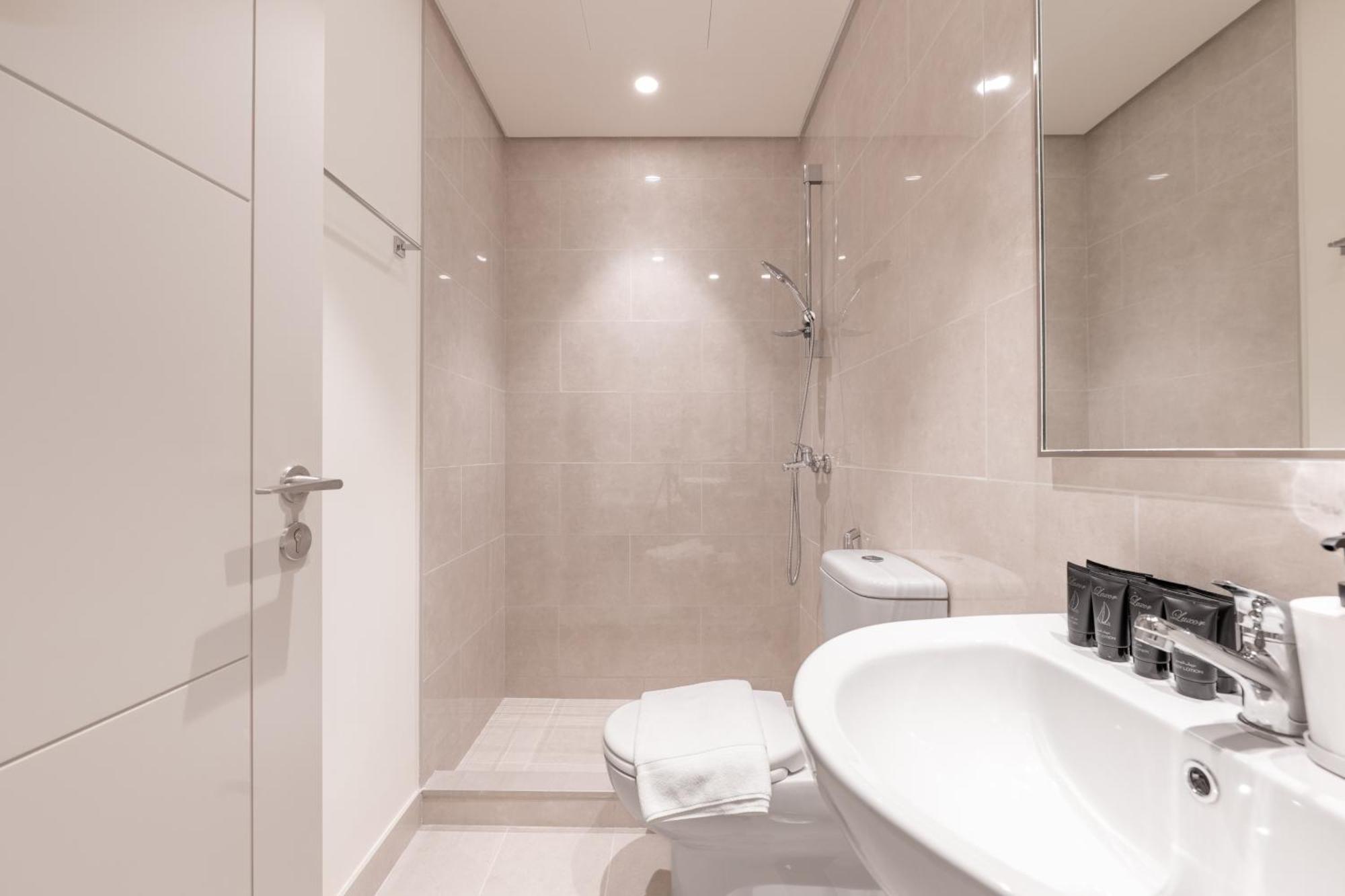 Luxury 3br And Maid Tower 1 With Fountain View Apartment