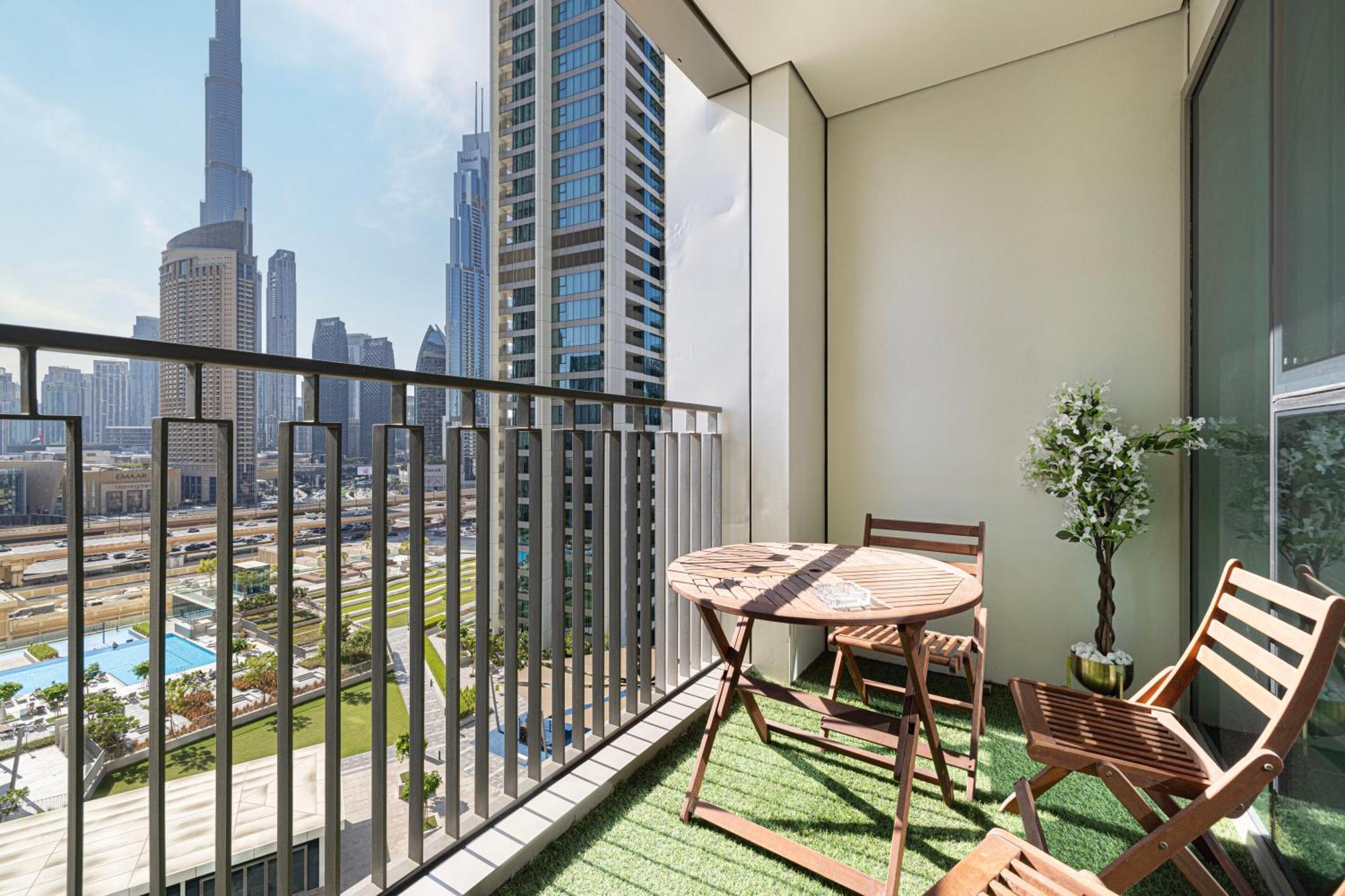 Apartment Mall Connected! Amazing Burj Khalifa View! Excellent Pool & Gym Access! Dubai