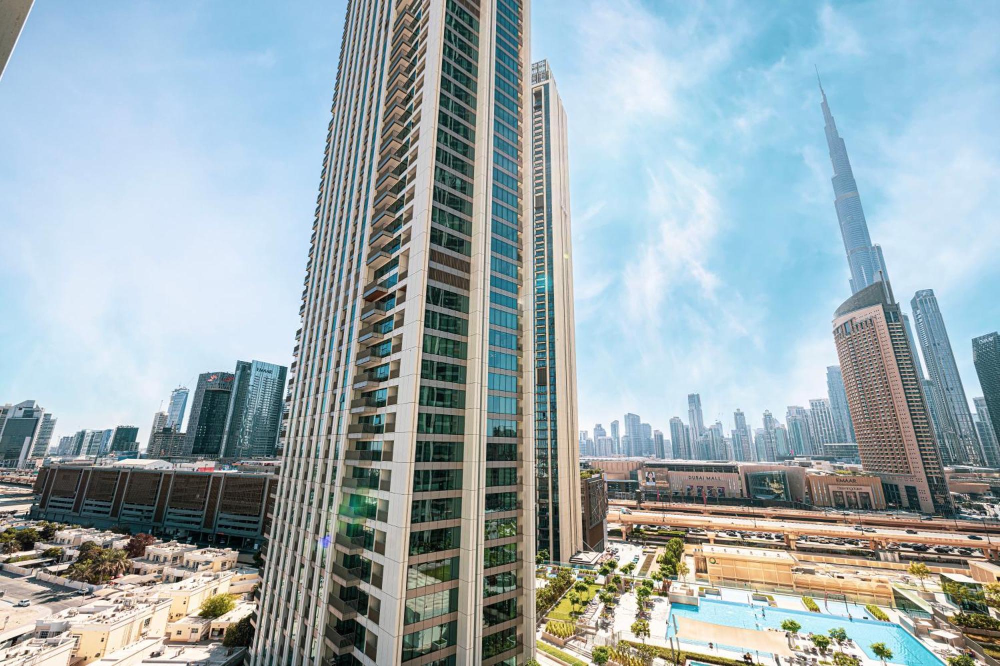 Apartment Mall Connected! Amazing Burj Khalifa View! Excellent Pool & Gym Access! Dubai