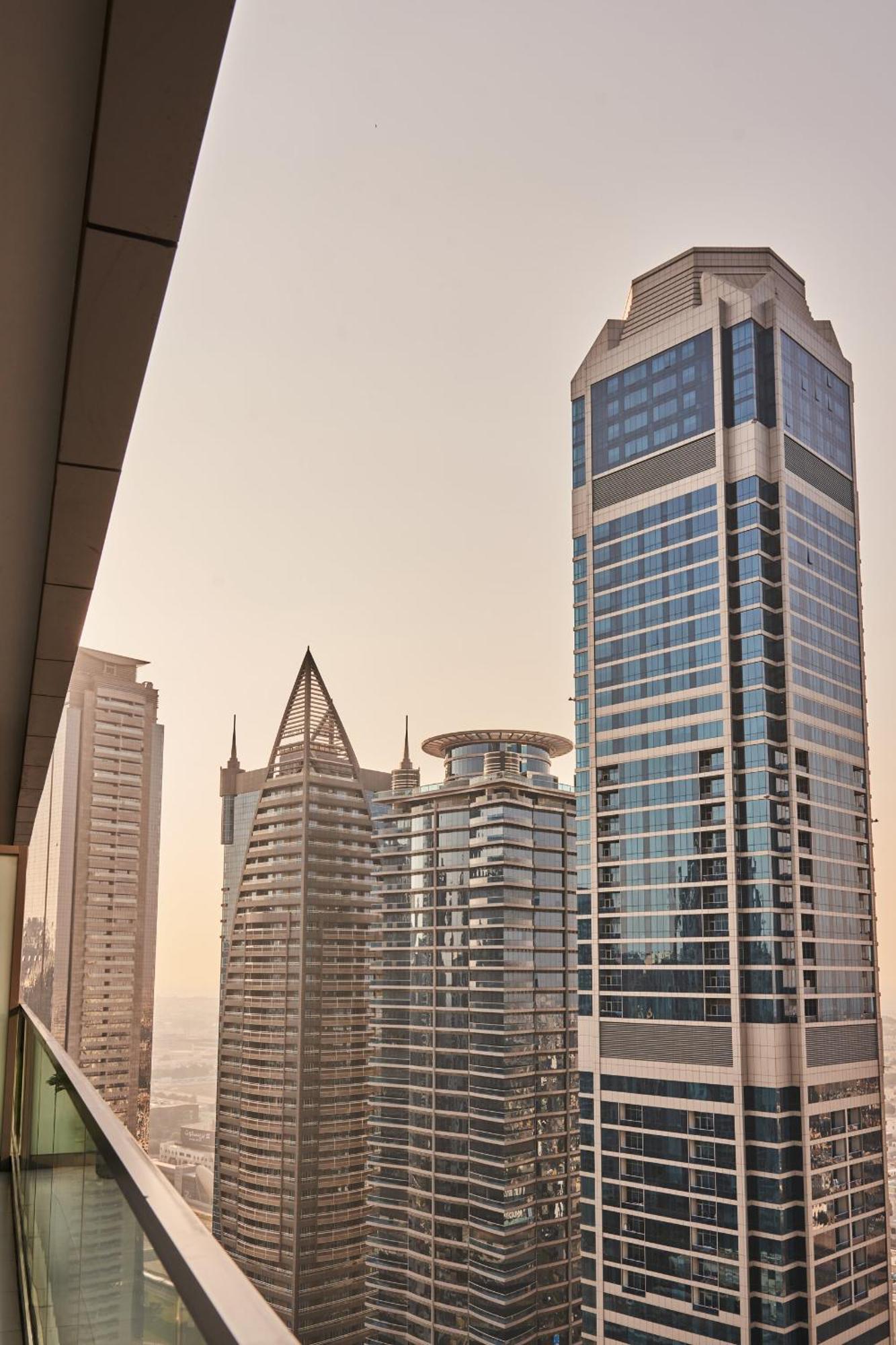 2bd Paramount Midtown - 6 Guests - Burj Views 64th Floor Infinity Pool, King Bed * Dubai