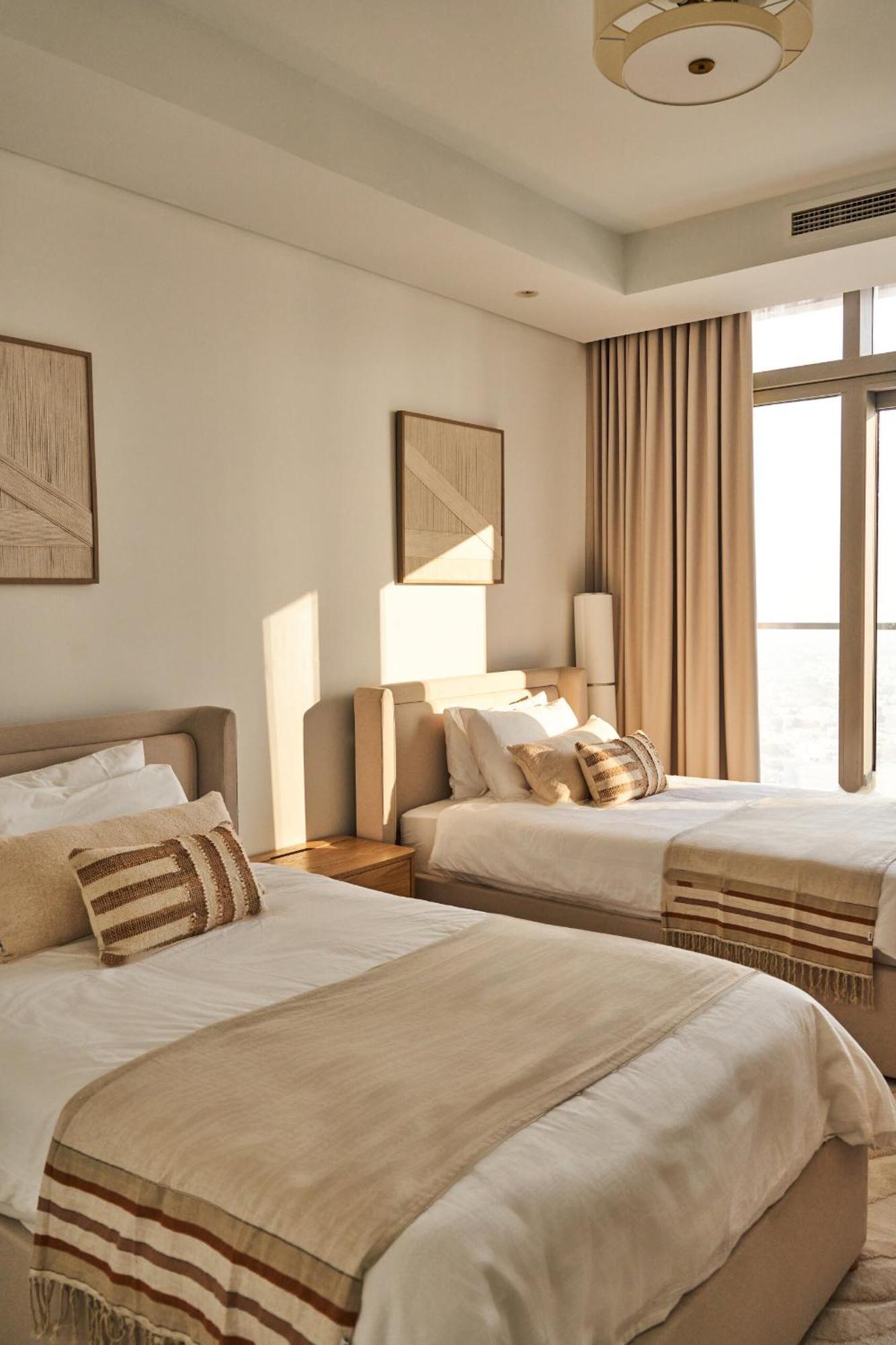 2bd Paramount Midtown - 6 Guests - Burj Views 64th Floor Infinity Pool, King Bed Dubai