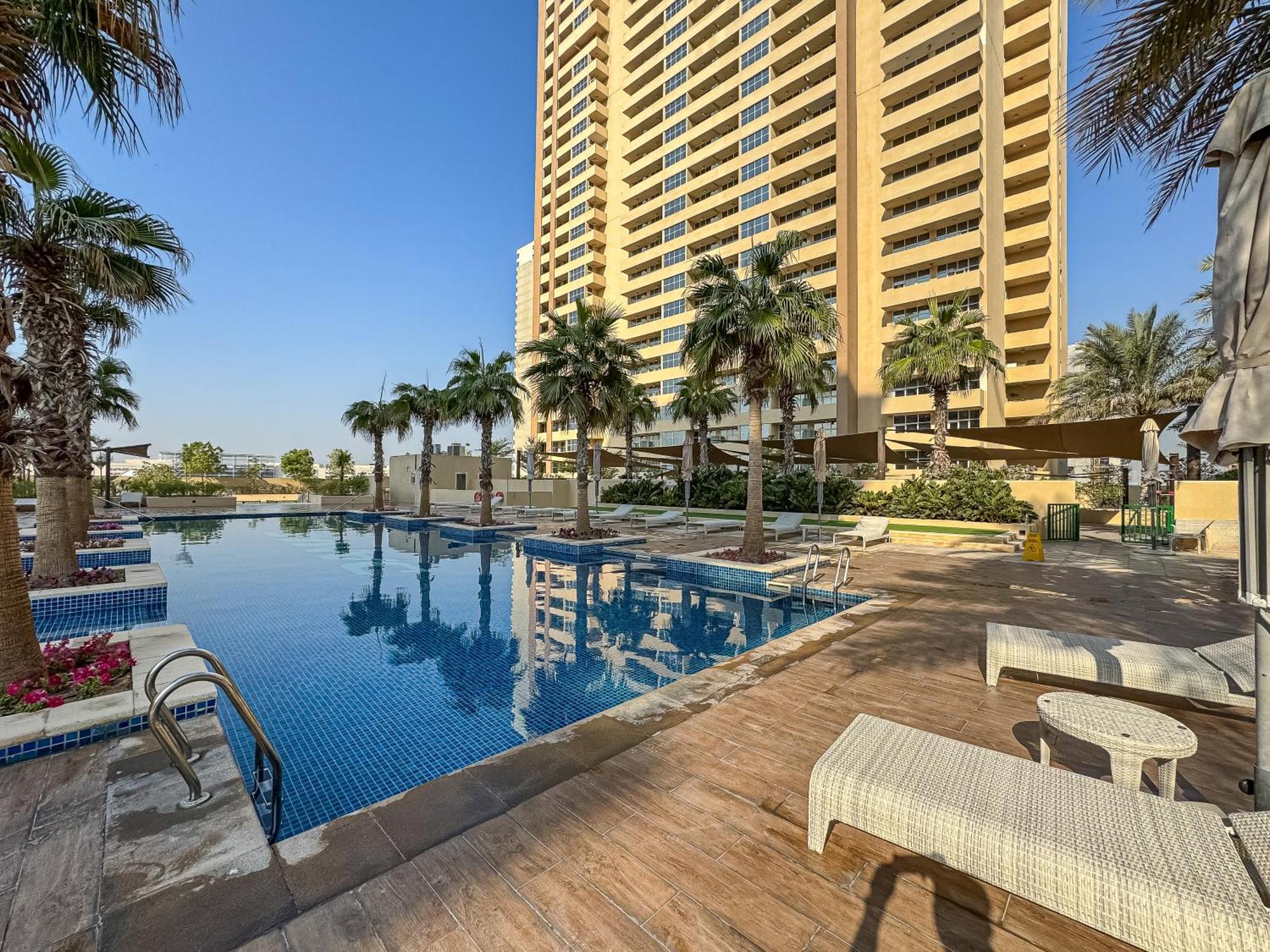 Apartment Urban Sanctuary With Pool, Gym And Playground