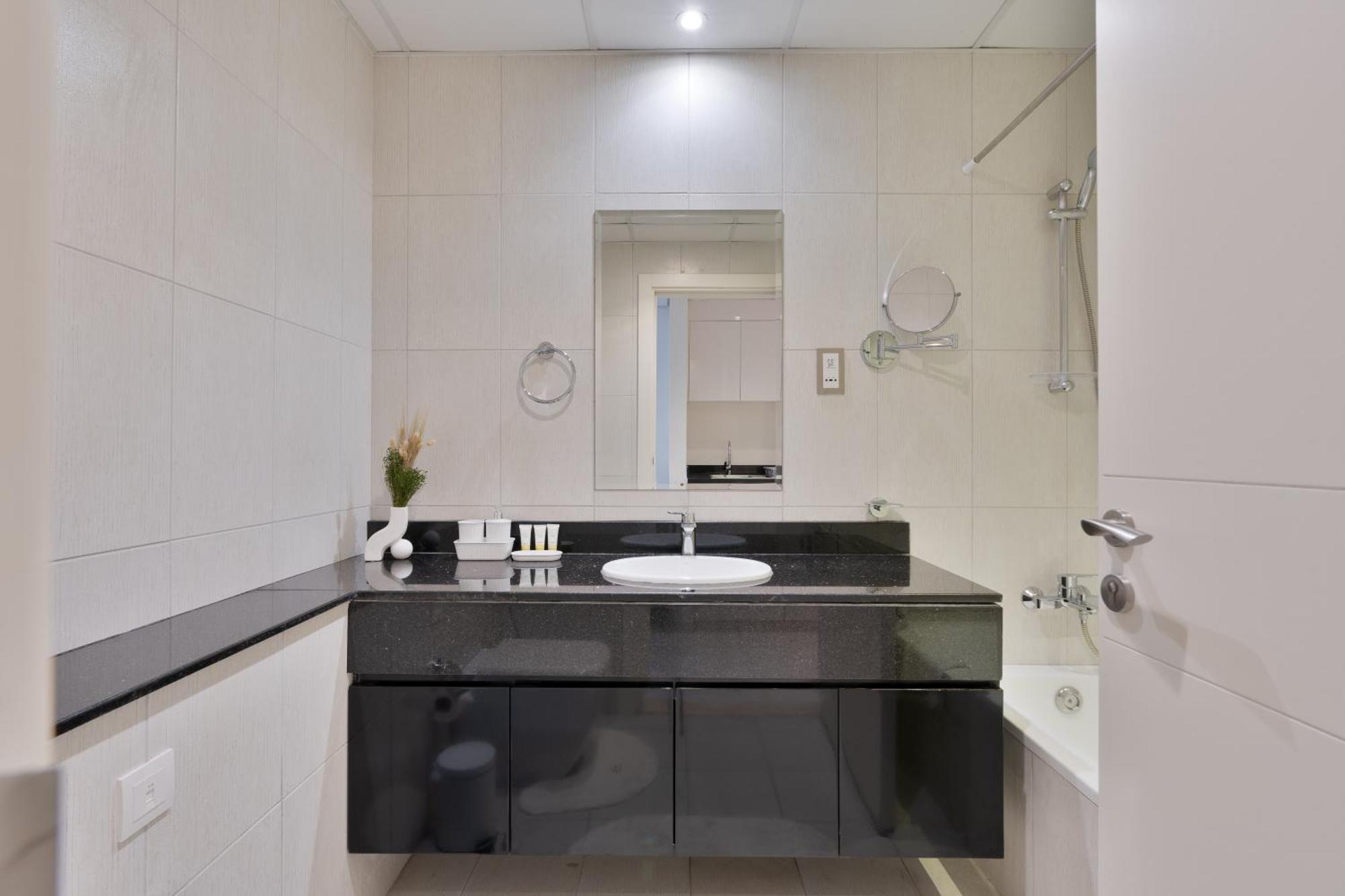 Urban Sanctuary With Pool, Gym And Playground Apartment *