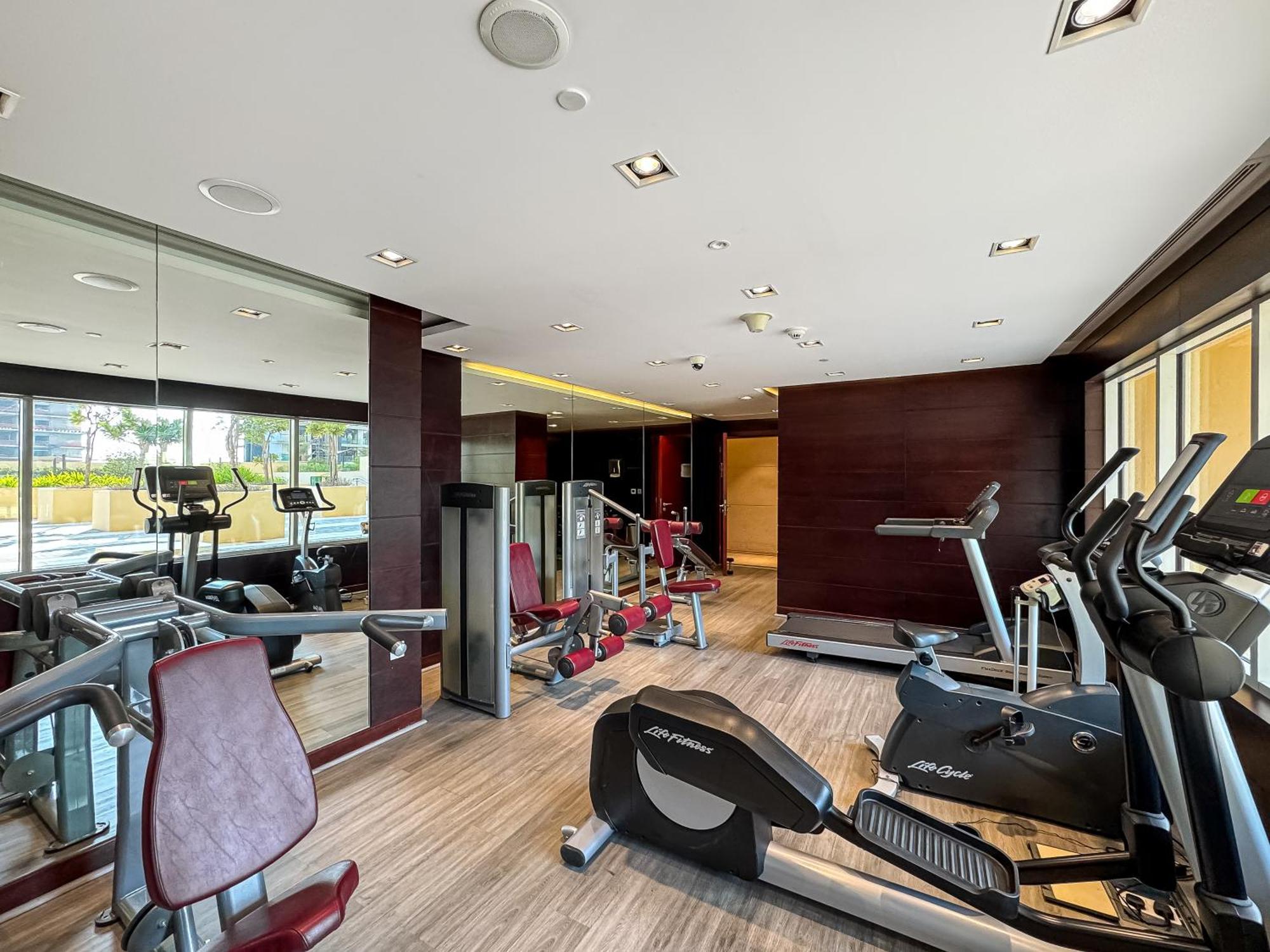 Apartment Urban Sanctuary With Pool, Gym And Playground