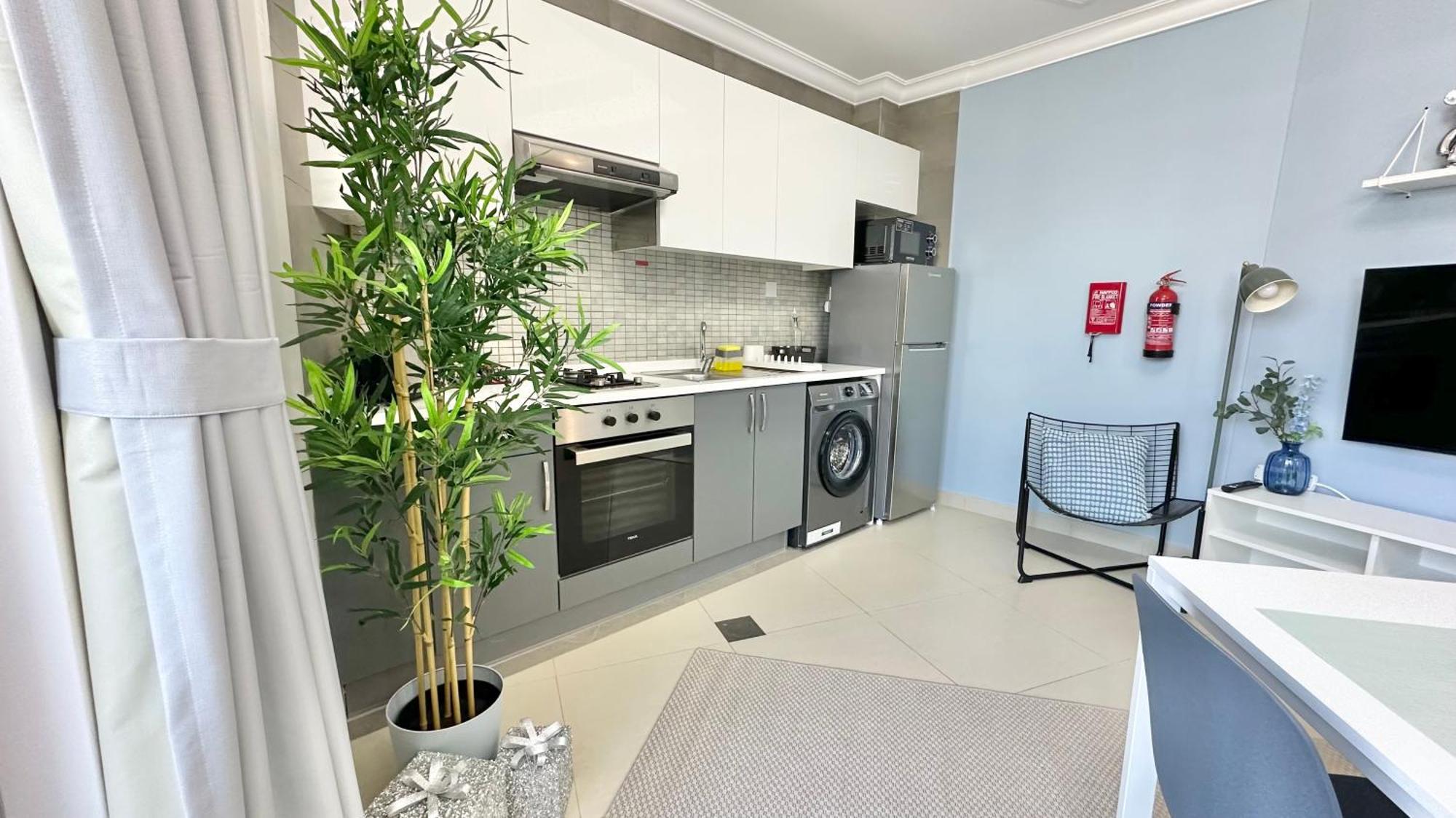 Apartment Spacious Luxury Near Mall Of The Emirates With Pool Access Dubai