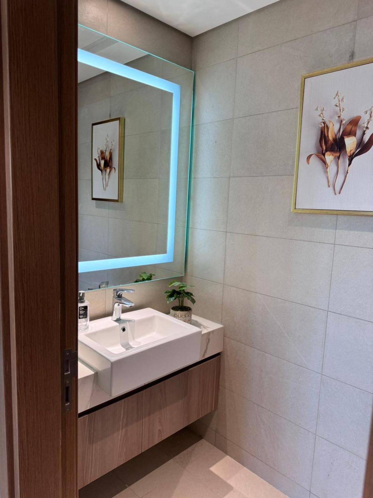 Burj Khalifa View Modern 1bhk With Balcony Apartment