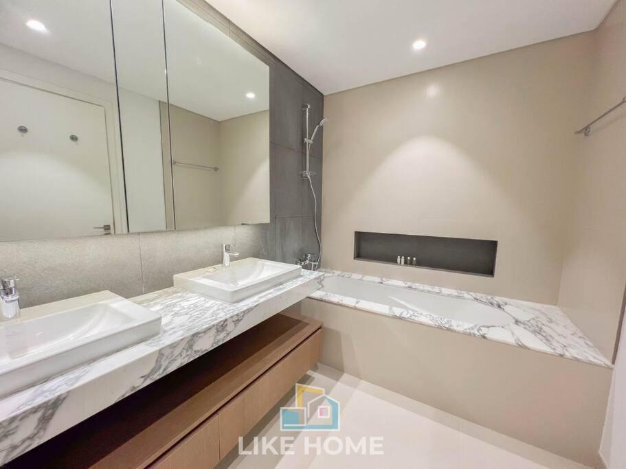 Like - 2304 Elite Luxe With Canal View Apartment Dubai