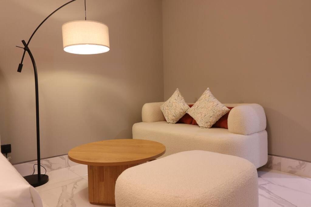 Apartment Brand New Chic