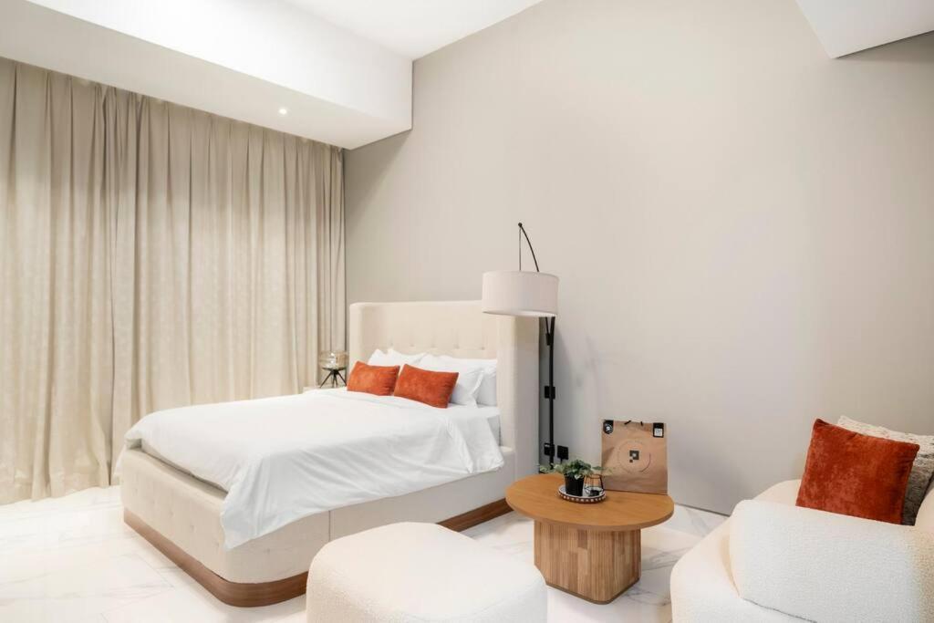 Brand New Chic Dubai