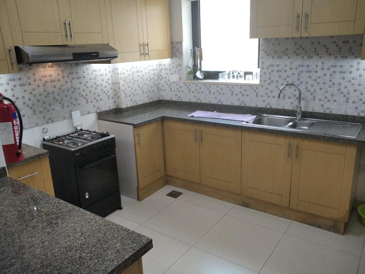 Souk Warsan, 3 Bedrooms *