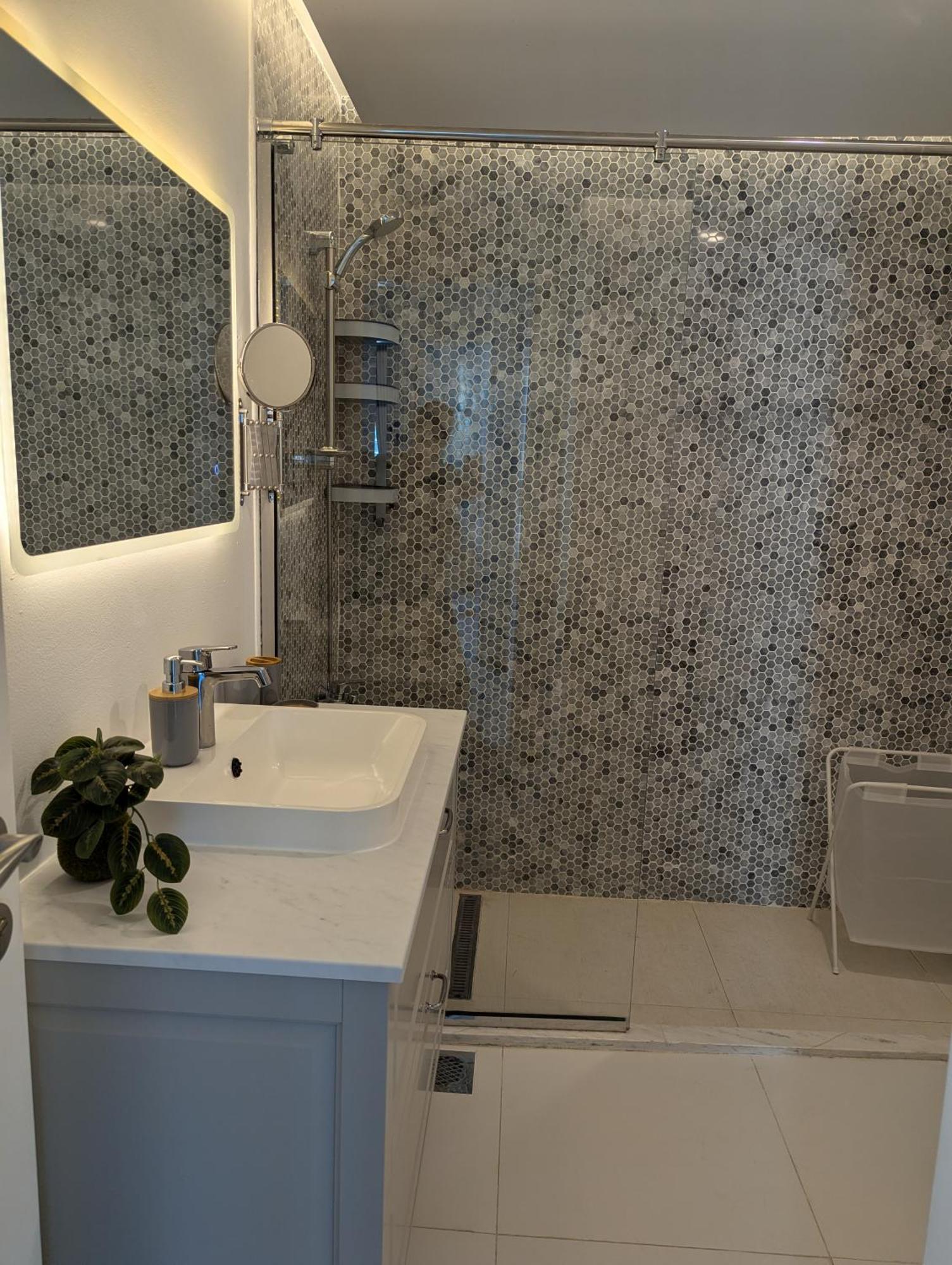 Stunning 2br With Full Marina View Apartment *