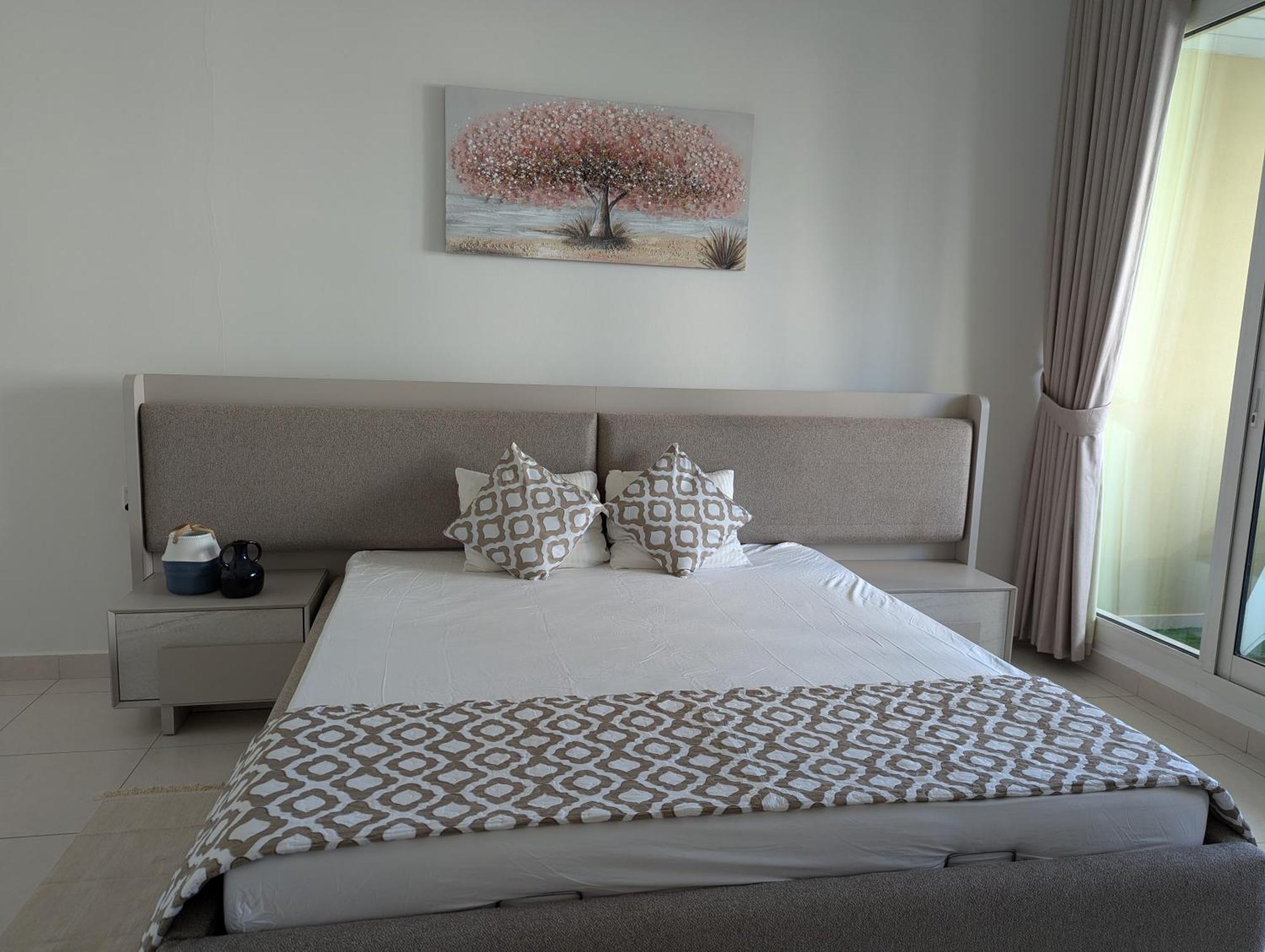 Stunning 2br With Full Marina View