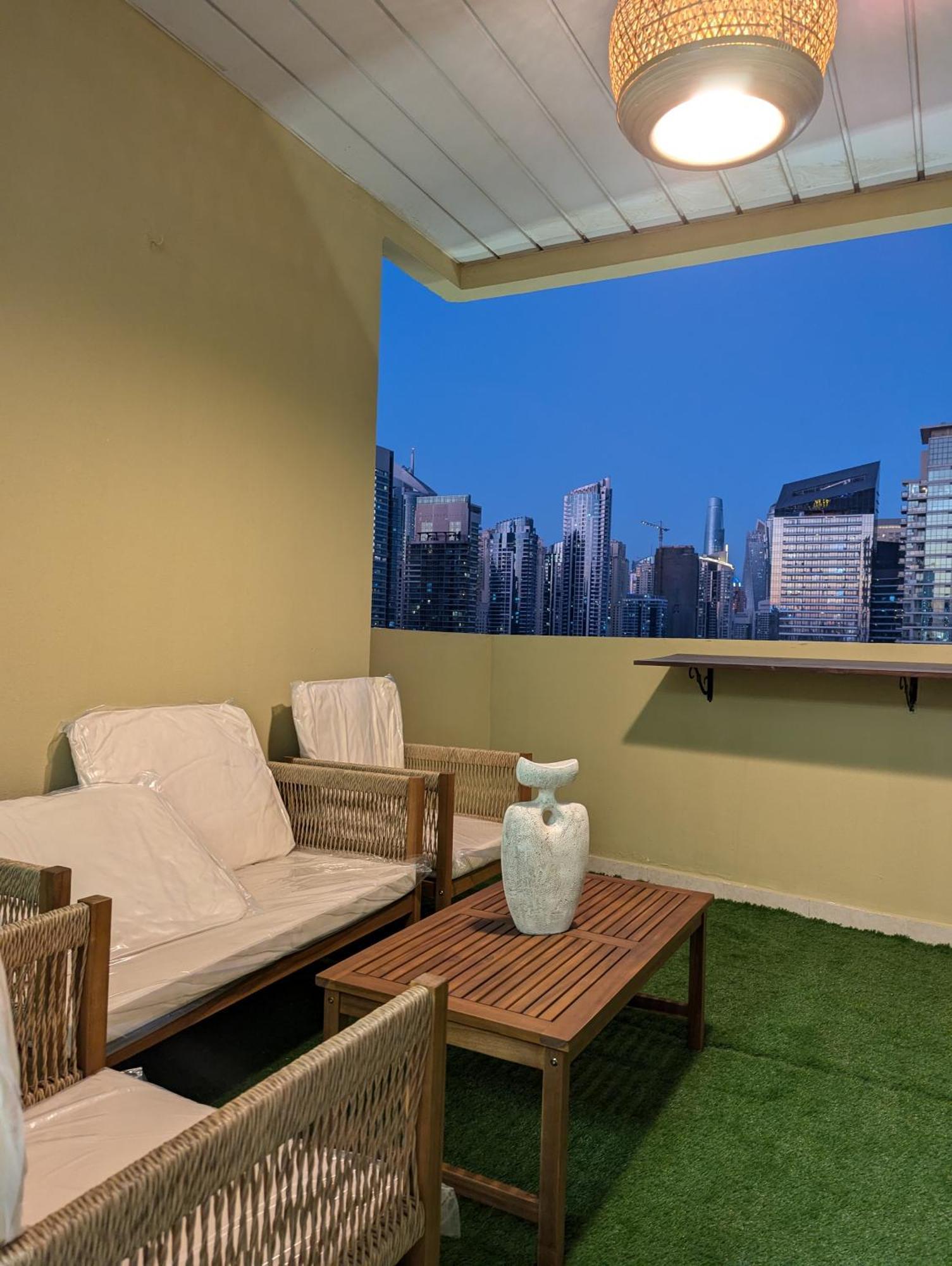 Stunning 2br With Full Marina View Apartment *