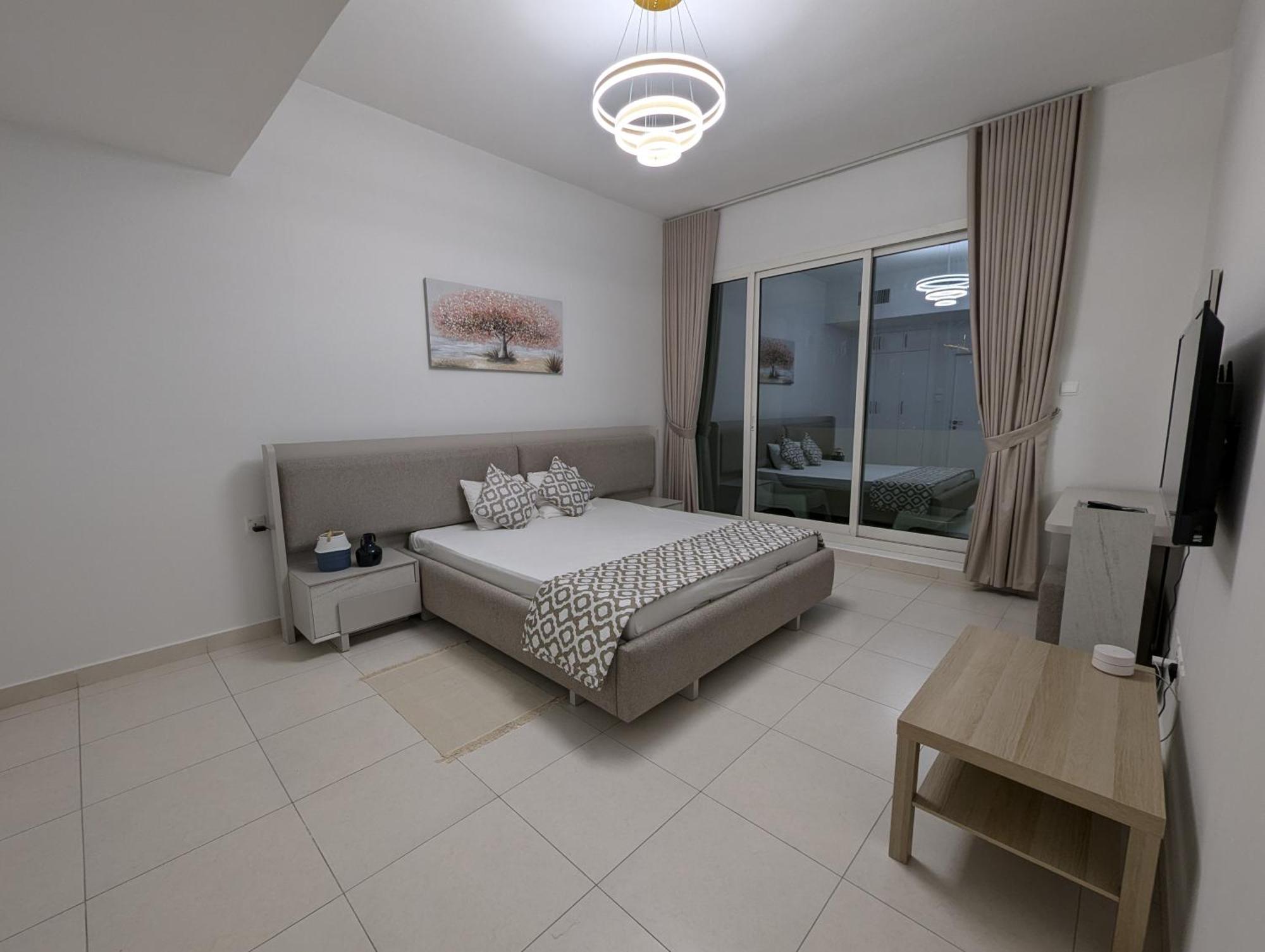Stunning 2br With Full Marina View Apartment *