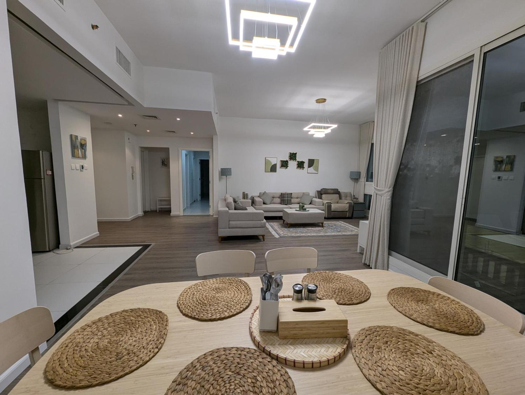 Stunning 2br With Full Marina View Apartment