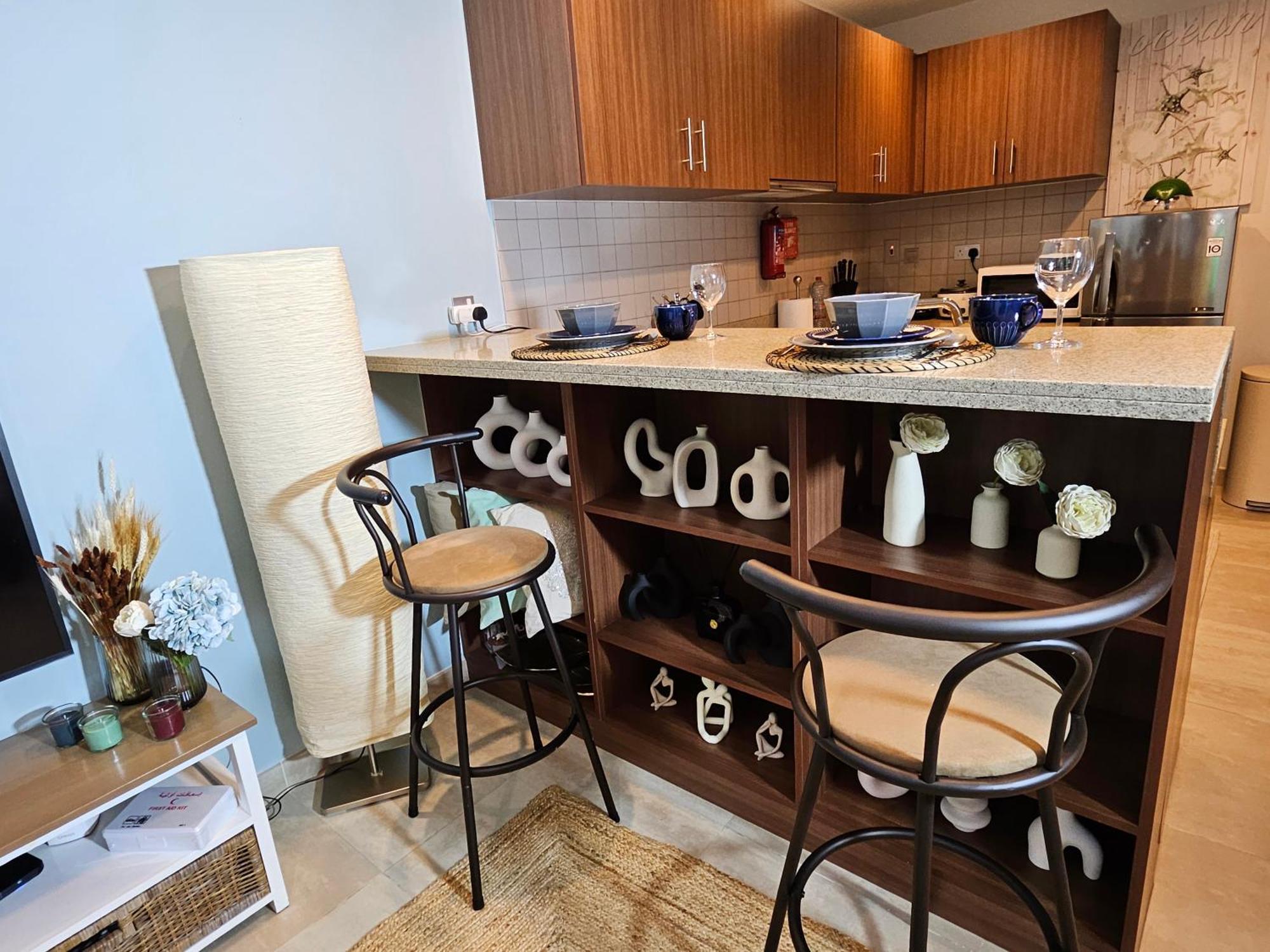 Modern Jbr With & Pool Access - Marina Apartment