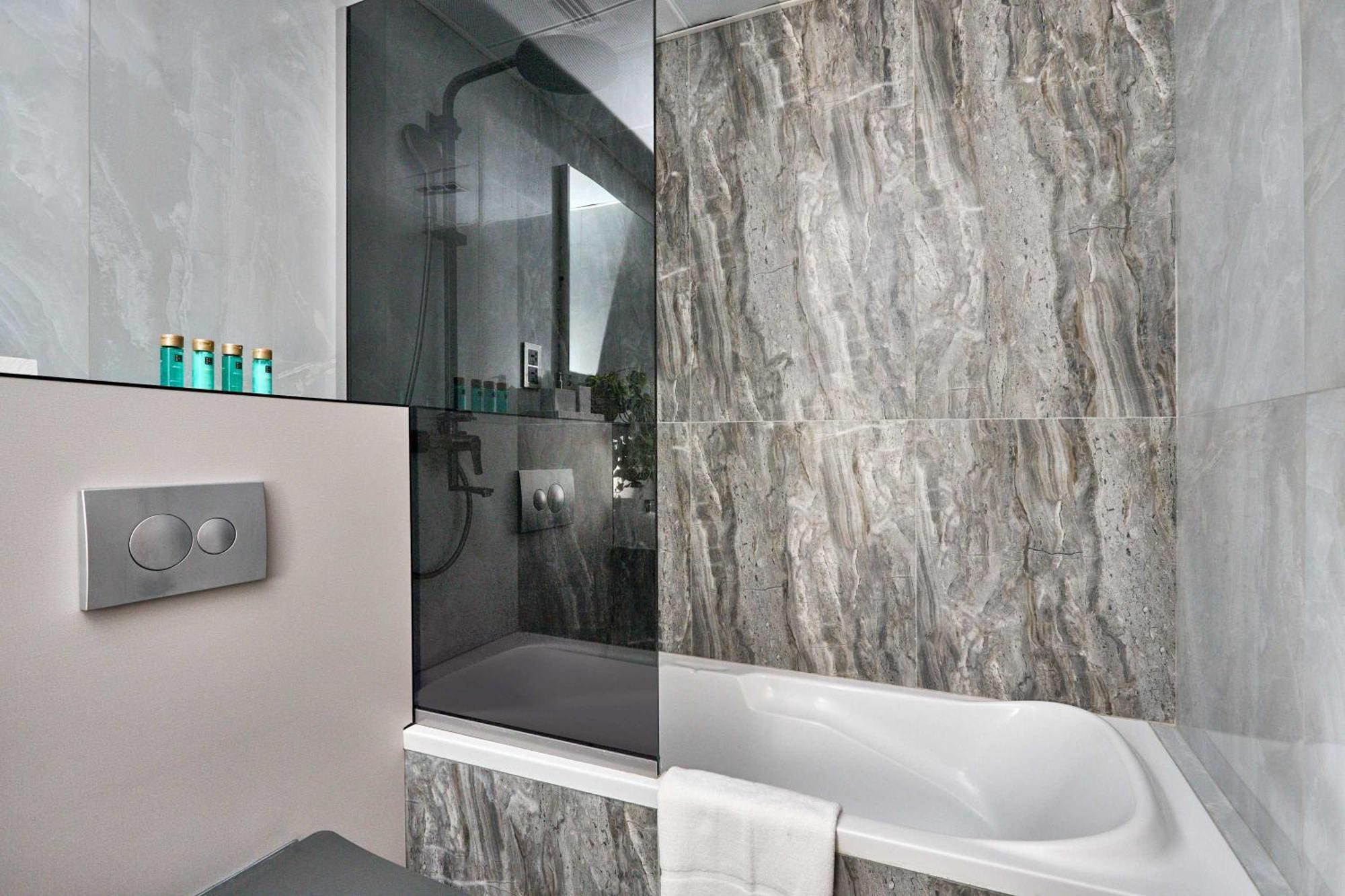 Frank Porter - Marina Quays East Tower Apartment Dubai