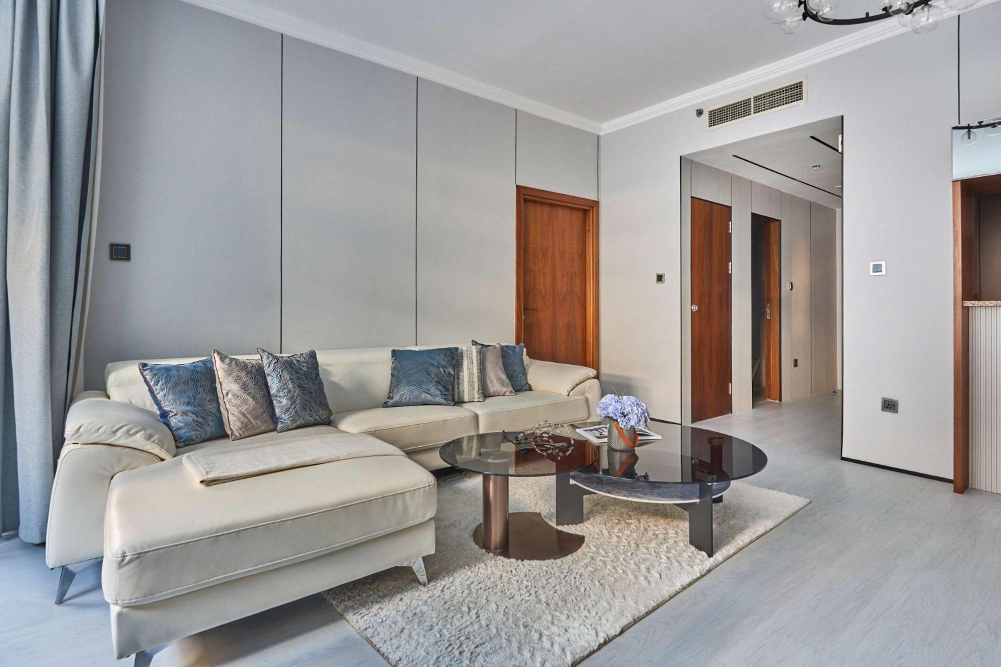 Frank Porter - Marina Quays East Tower Apartment Dubai