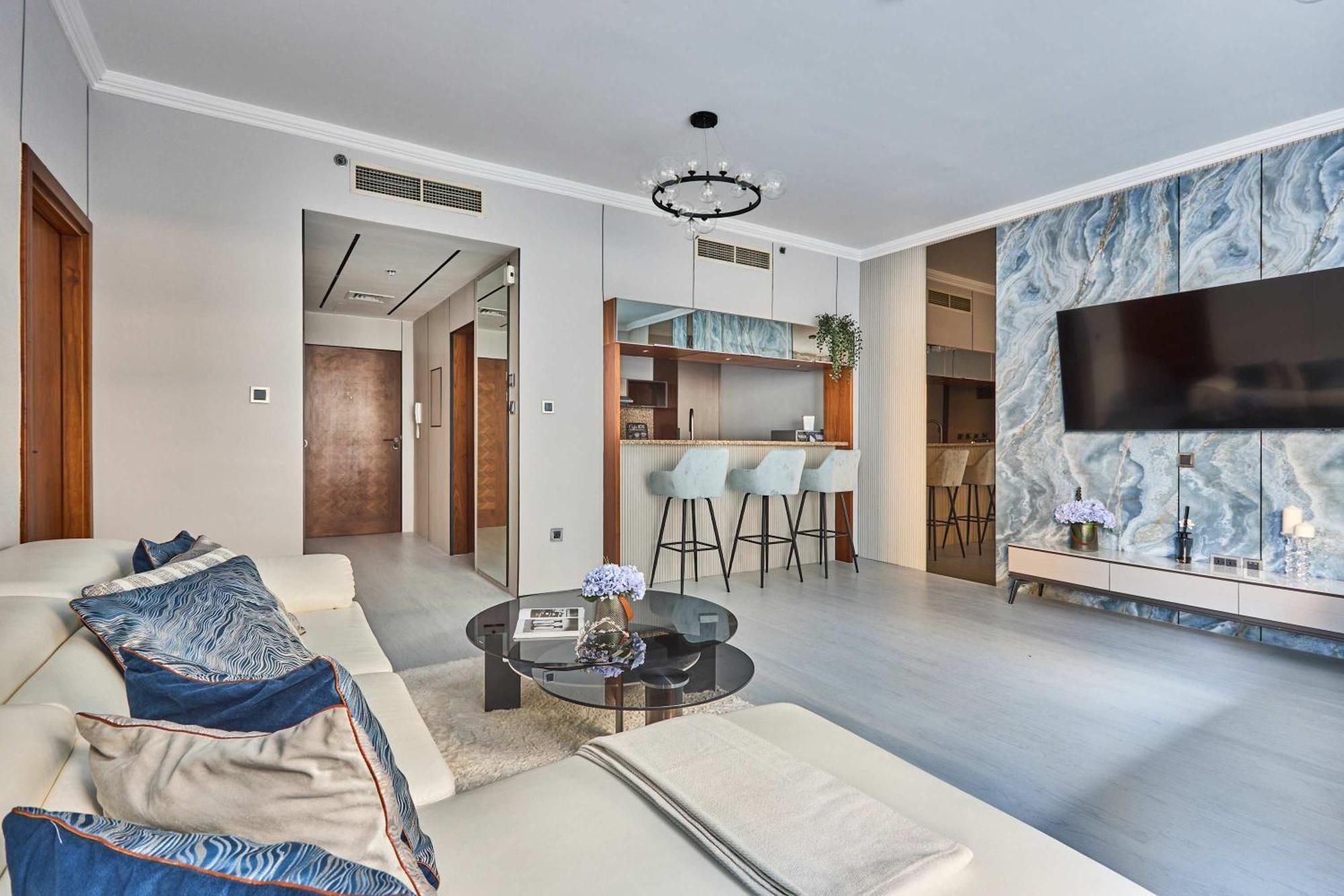 Frank Porter - Marina Quays East Tower Apartment Dubai