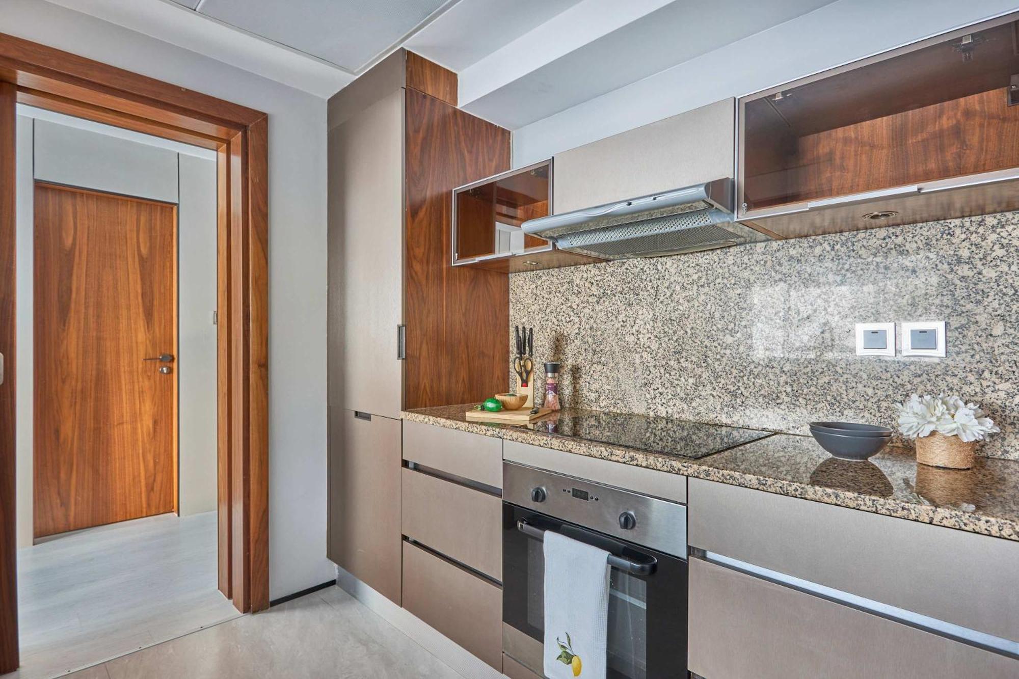 Frank Porter - Marina Quays East Tower Apartment *