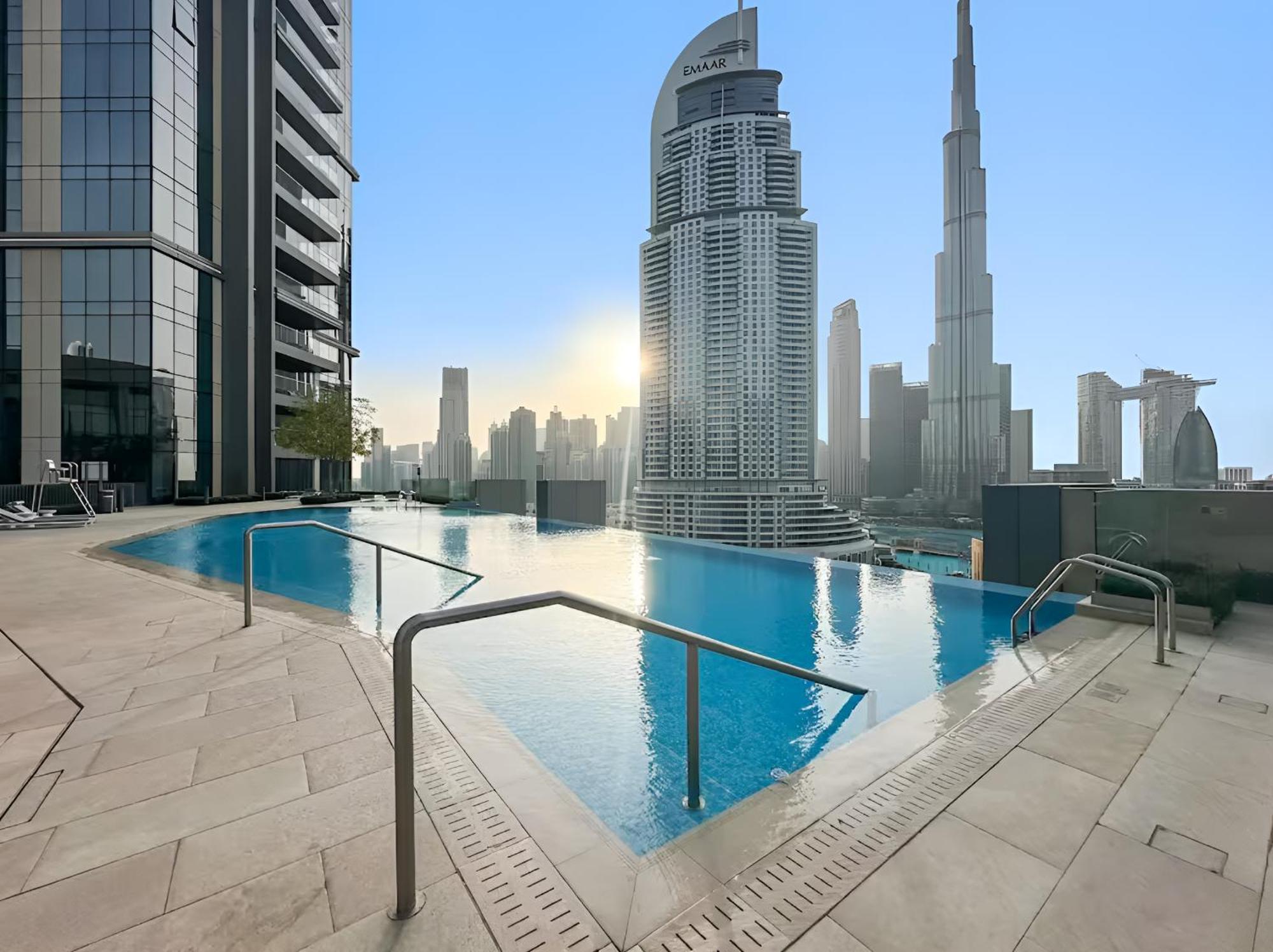 Burj View Infinity Pool - Mall Connection Apartment Dubai