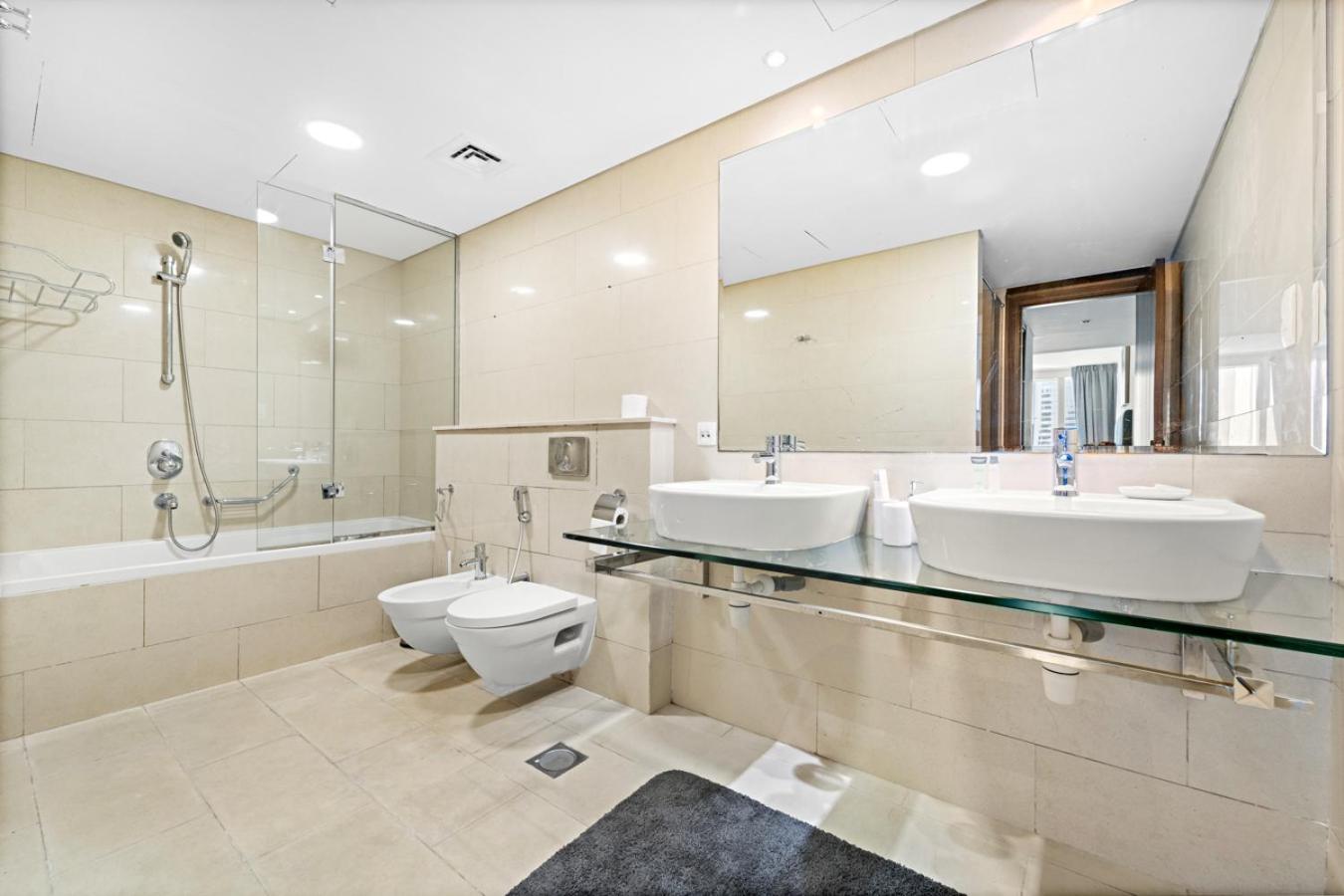 Apartment Large 1 Bedroom Duplex With View