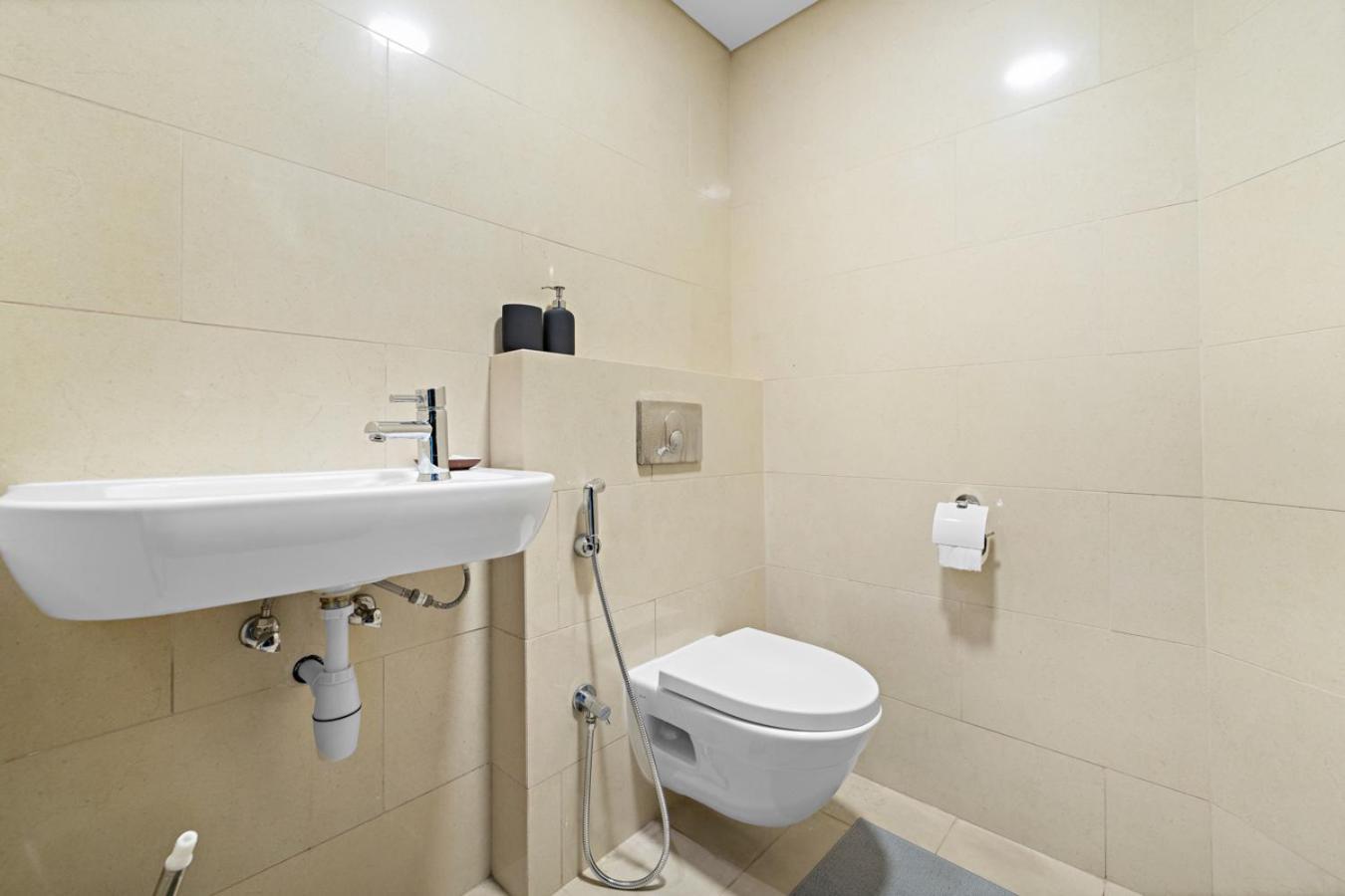 Large 1 Bedroom Duplex With View *