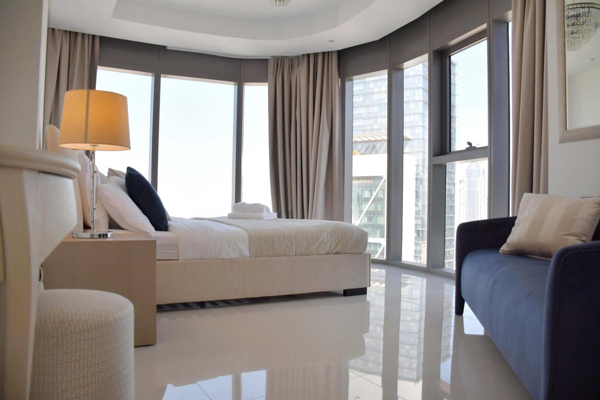 Luxury High Rise, Skyline Views Apartment *