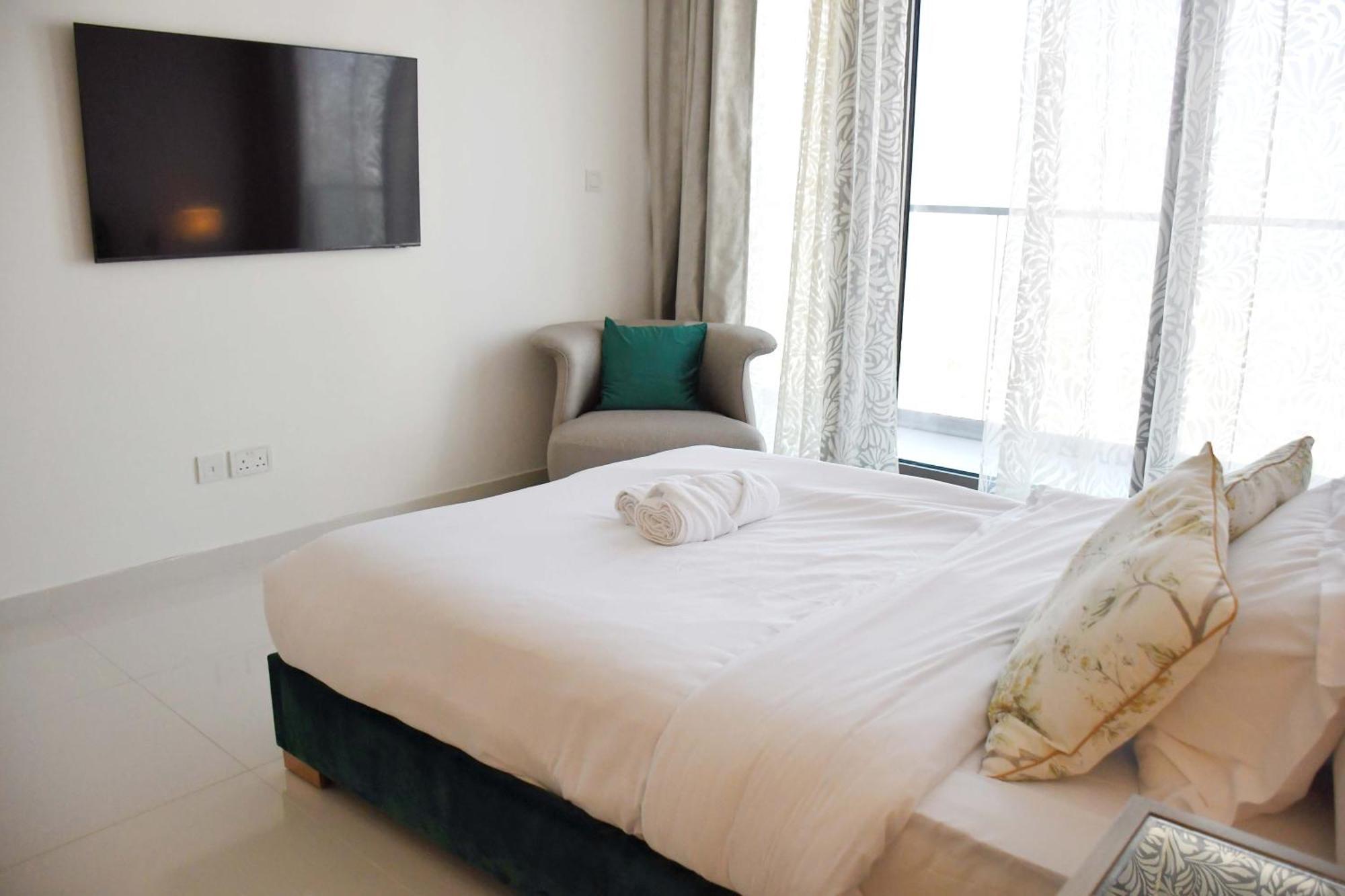 Apartment Luxury High Rise, Skyline Views *
