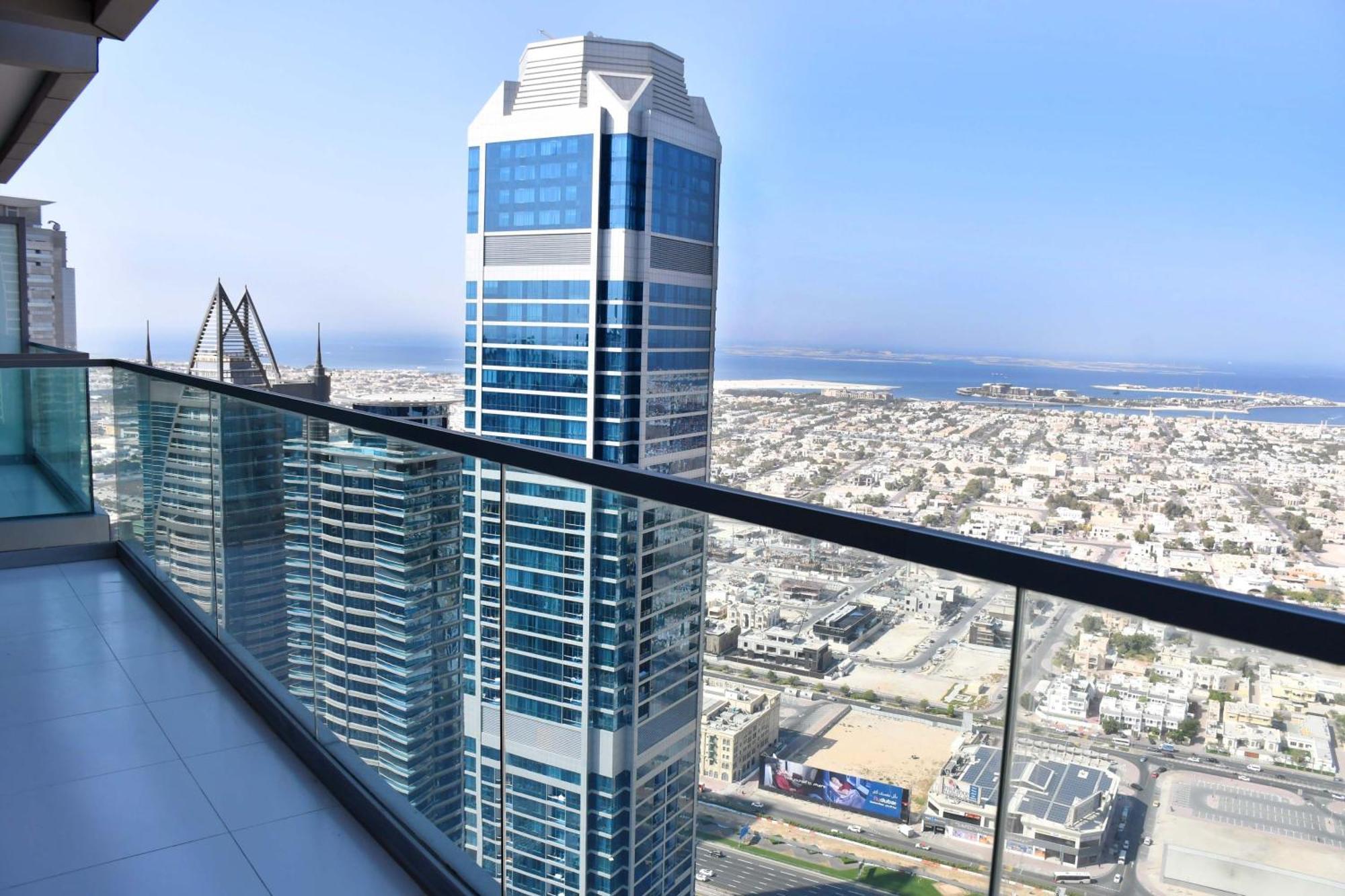 Luxury High Rise, Skyline Views Apartment