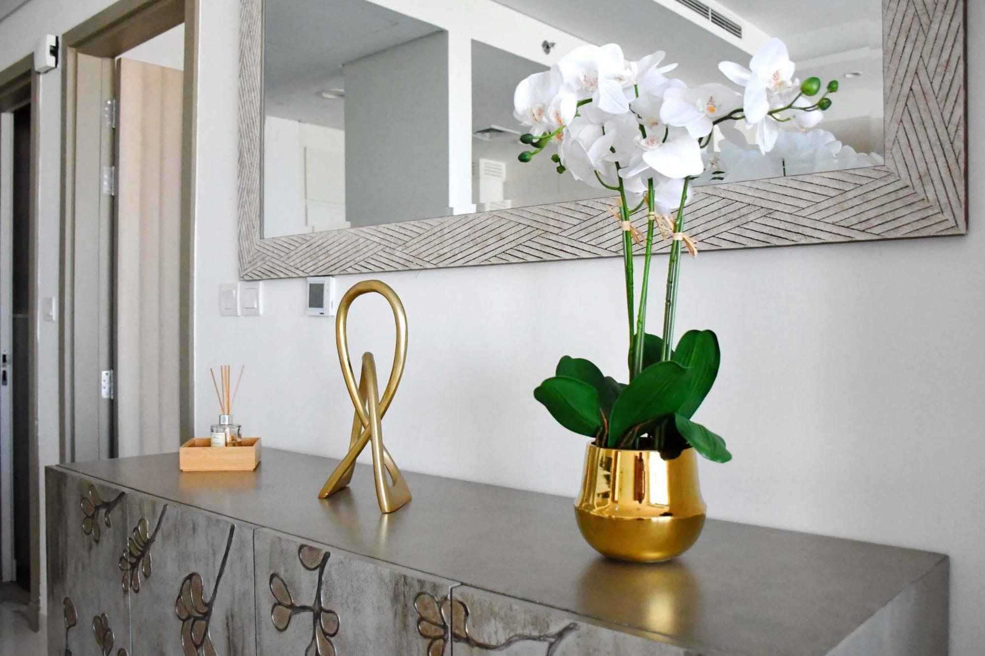 Luxury High Rise, Skyline Views Apartment