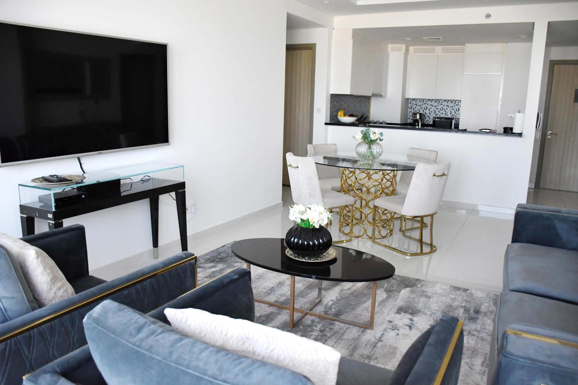 Luxury High Rise, Skyline Views Apartment *