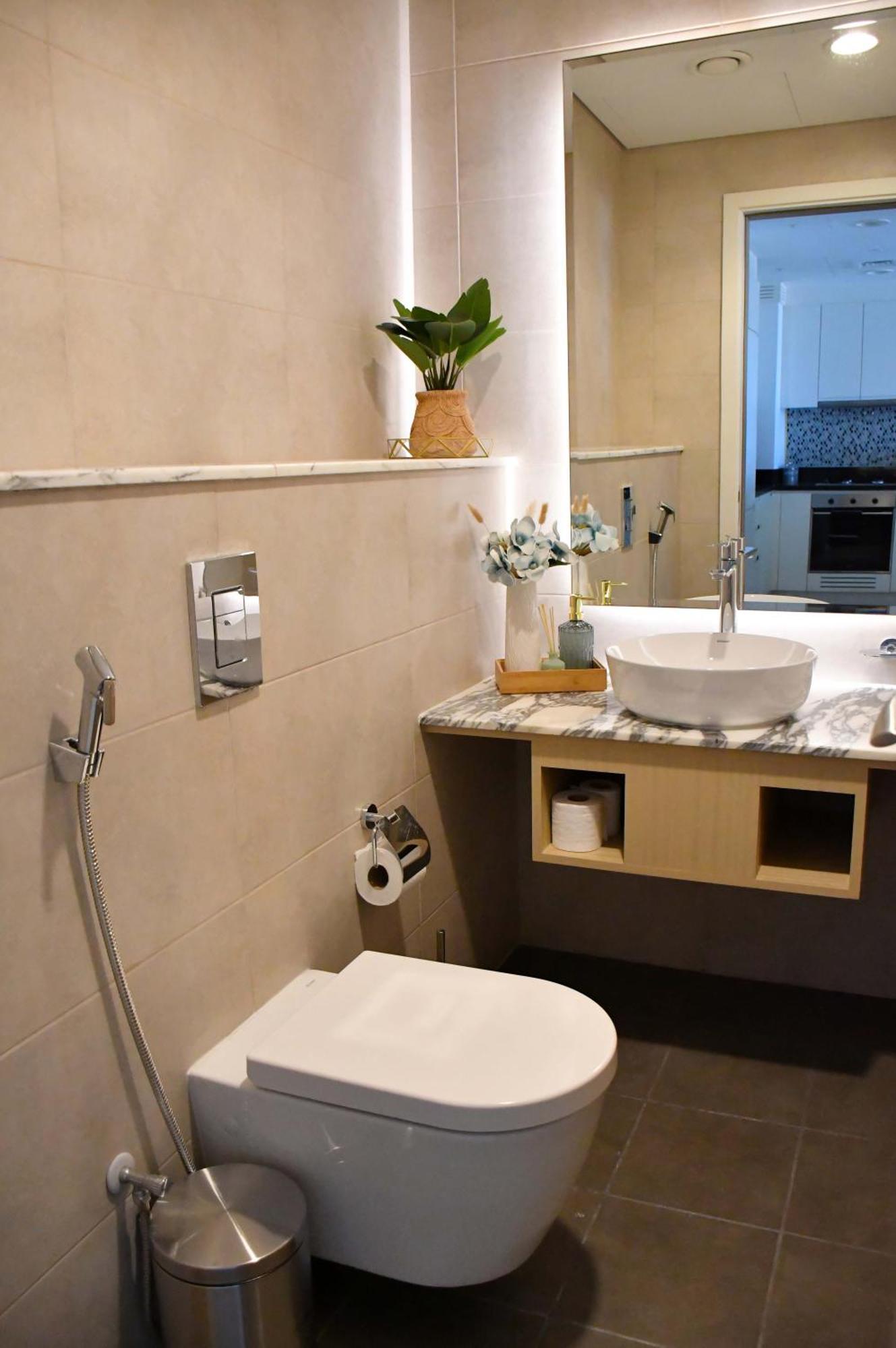 Luxury High Rise, Skyline Views Apartment